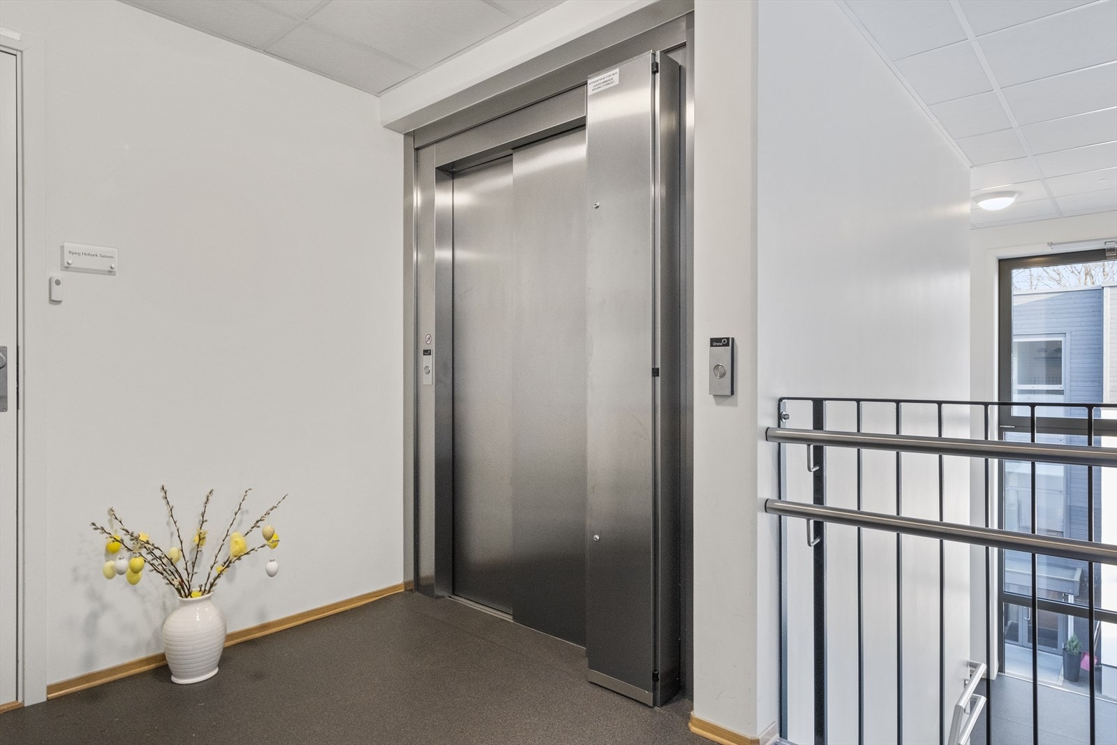 Det er heis i bygget til alle etasjeplan samt parkeringskjeller Galleribilde