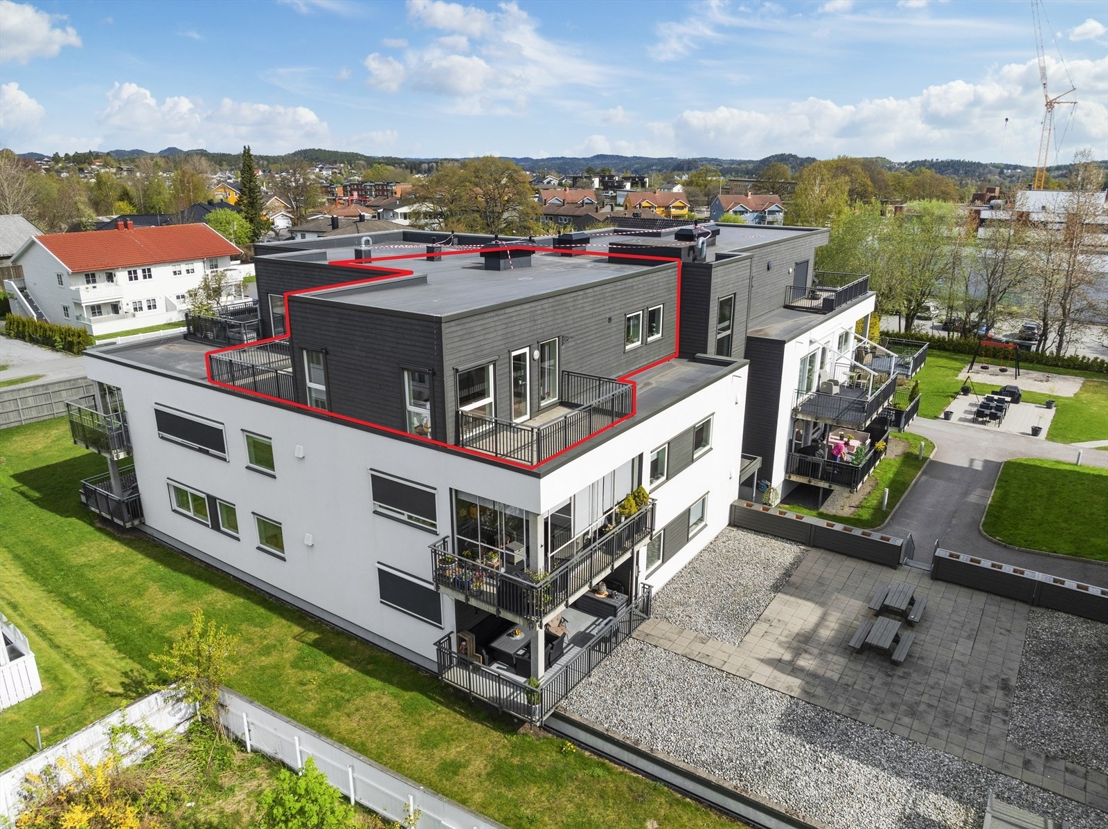 Leiligheten ligger i toppetasjen med to solrike og utsjenerte takterrasser Galleribilde