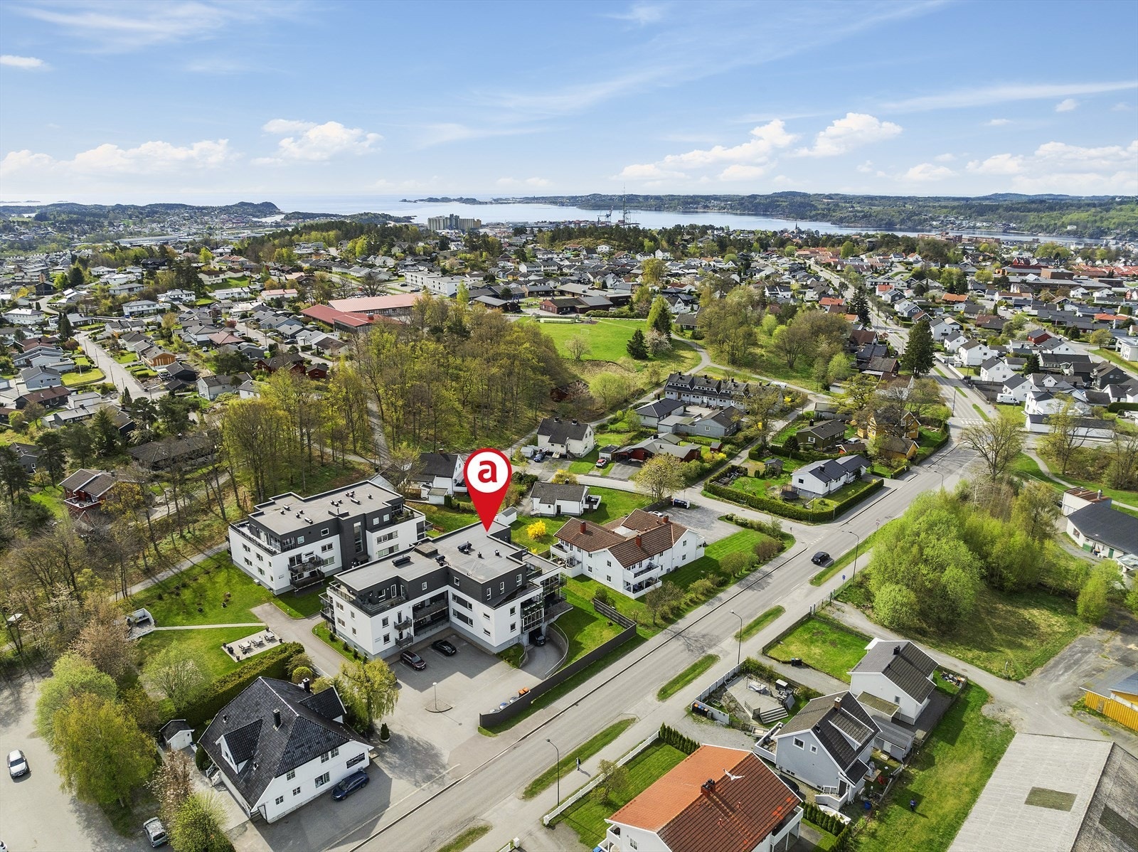 Sentral beliggenhet på Hovkand med nærhet til butikker, buss stopp og ny helsepark under oppføring. Kort vei til turområder, Nordbyen og sentrum. Galleribilde