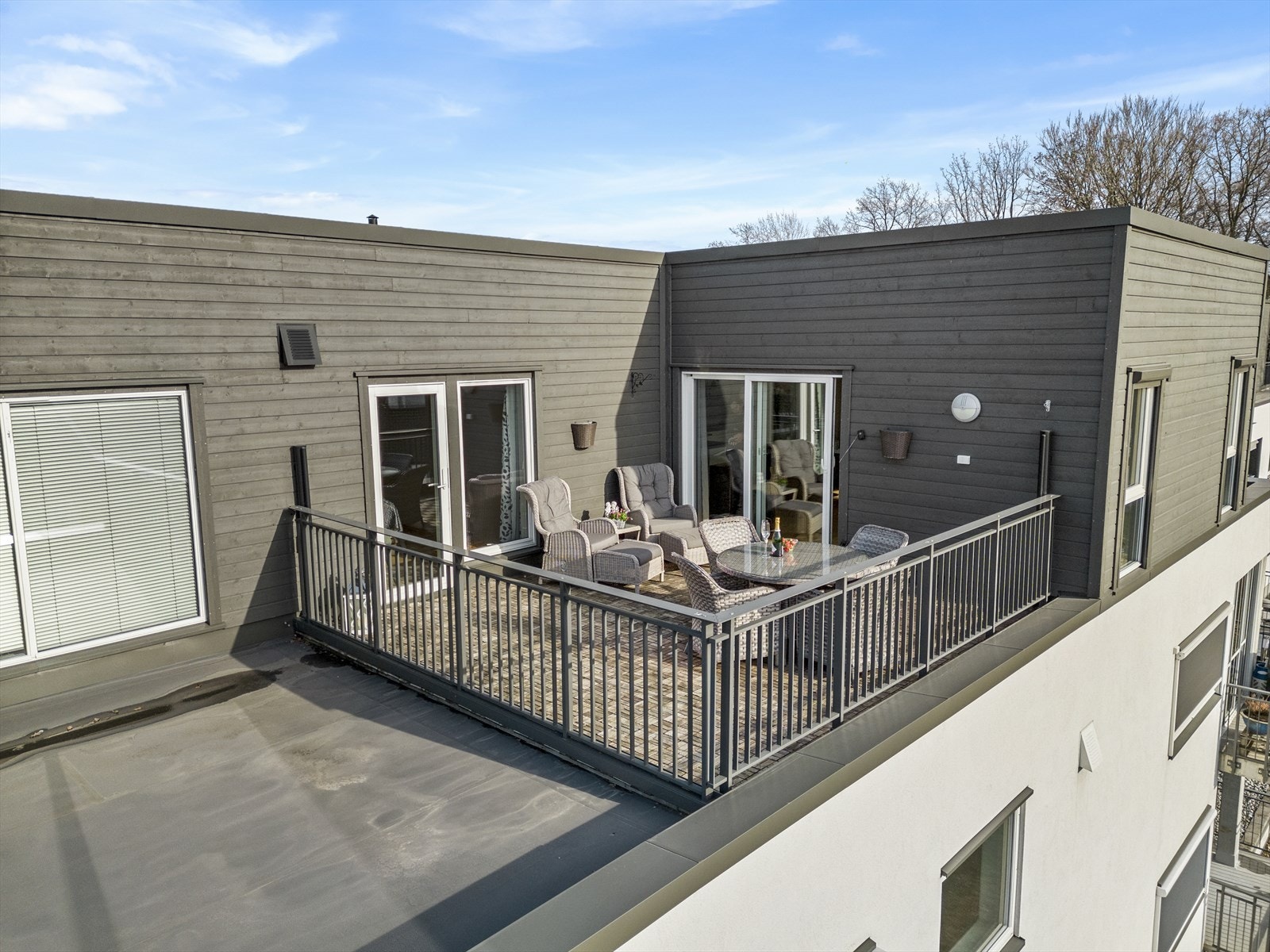 Sydvestvendt takterrasse på ca. 22 kvm. med utgang adkomst fra stua og hovedsoverommet. Trehellene på terrassene er nå fjernet. Galleribilde