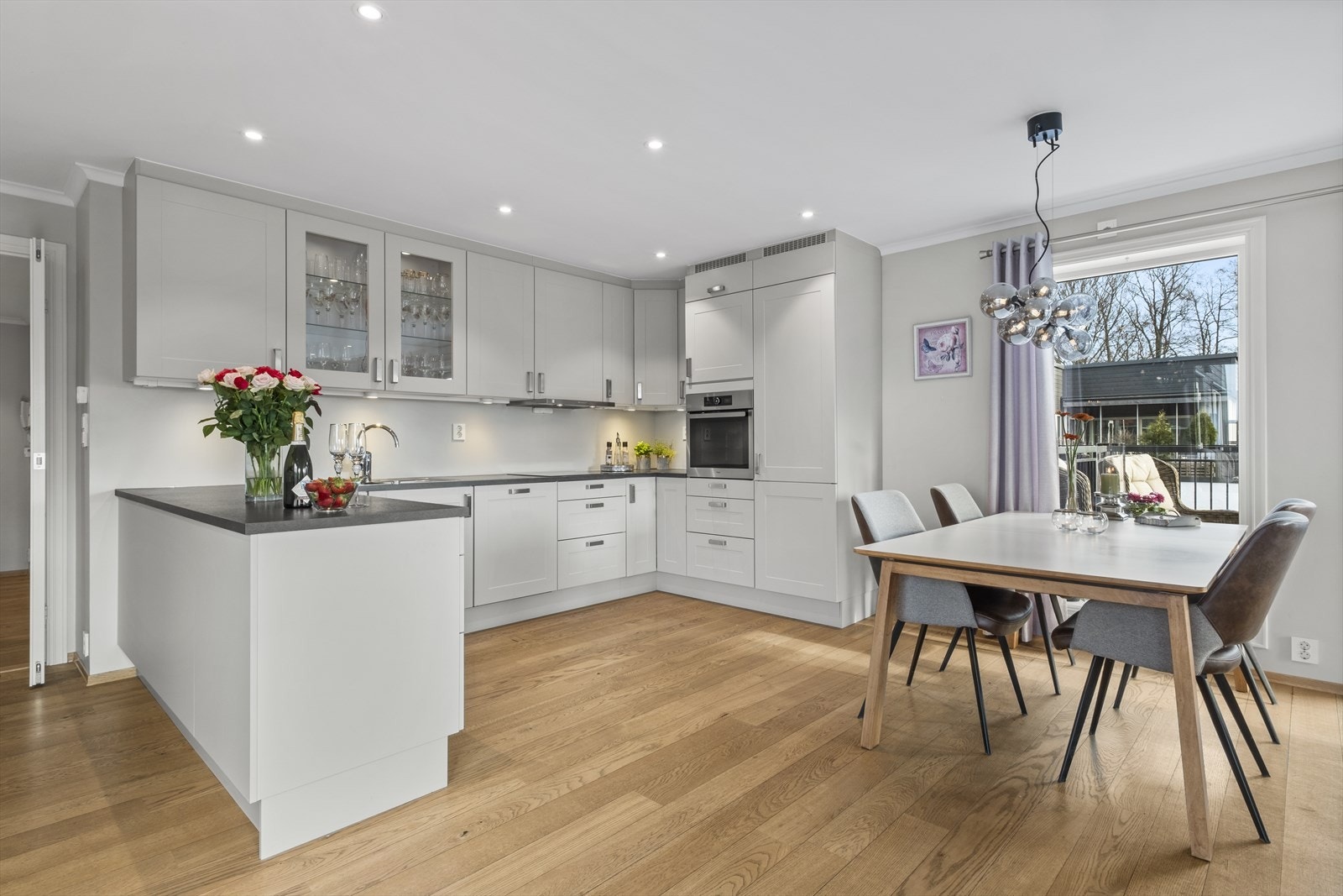 Kjøkkenet har integrert oppvaskmaskin, koketopp, stekovn og kjøleskap. Galleribilde