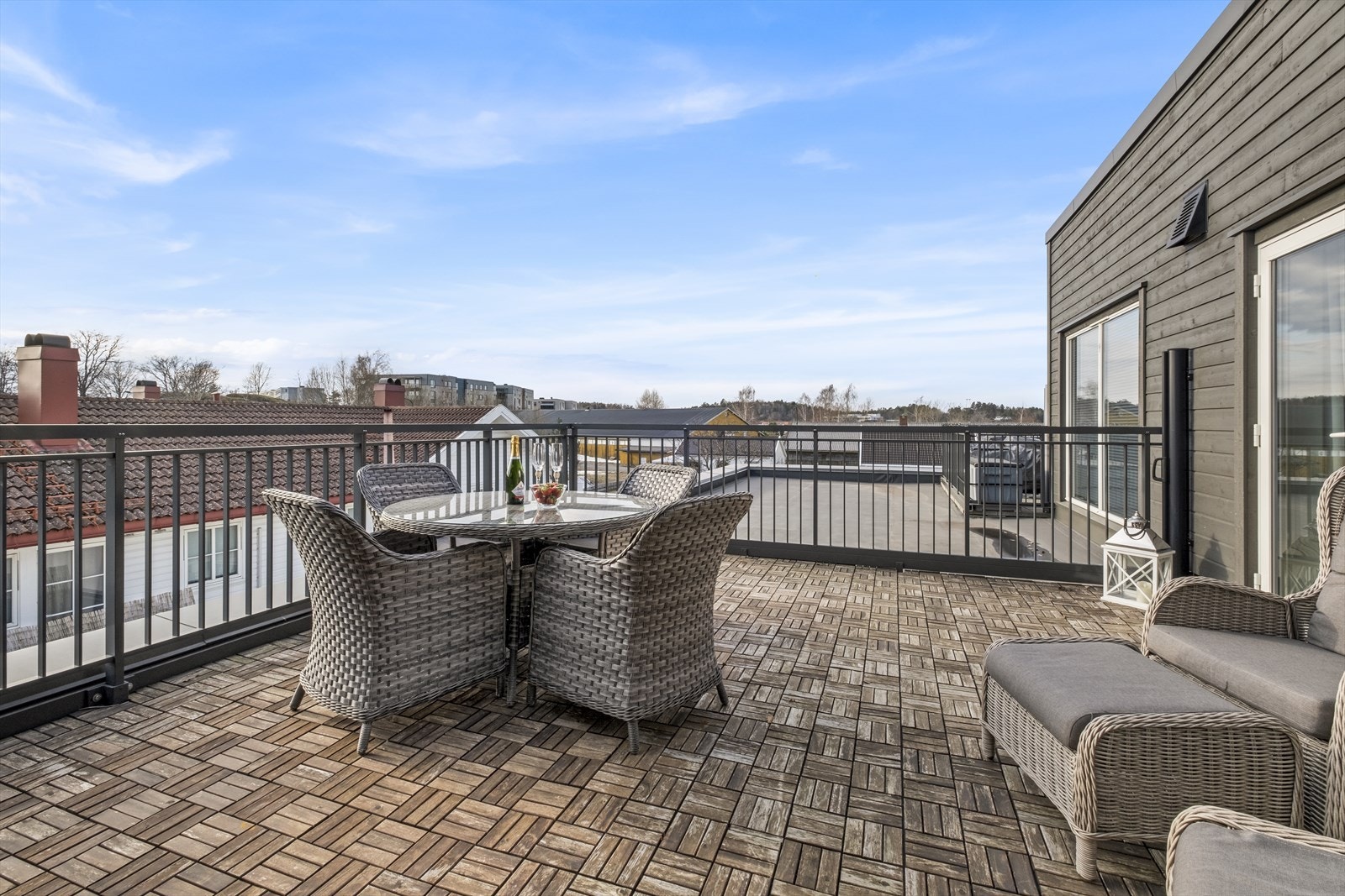 Sydvestvendt takterrasse på ca. 22 kvm. med utgang adkomst fra stua og hovedsoverommet. Trehellene på terrassene er nå fjernet. Galleribilde