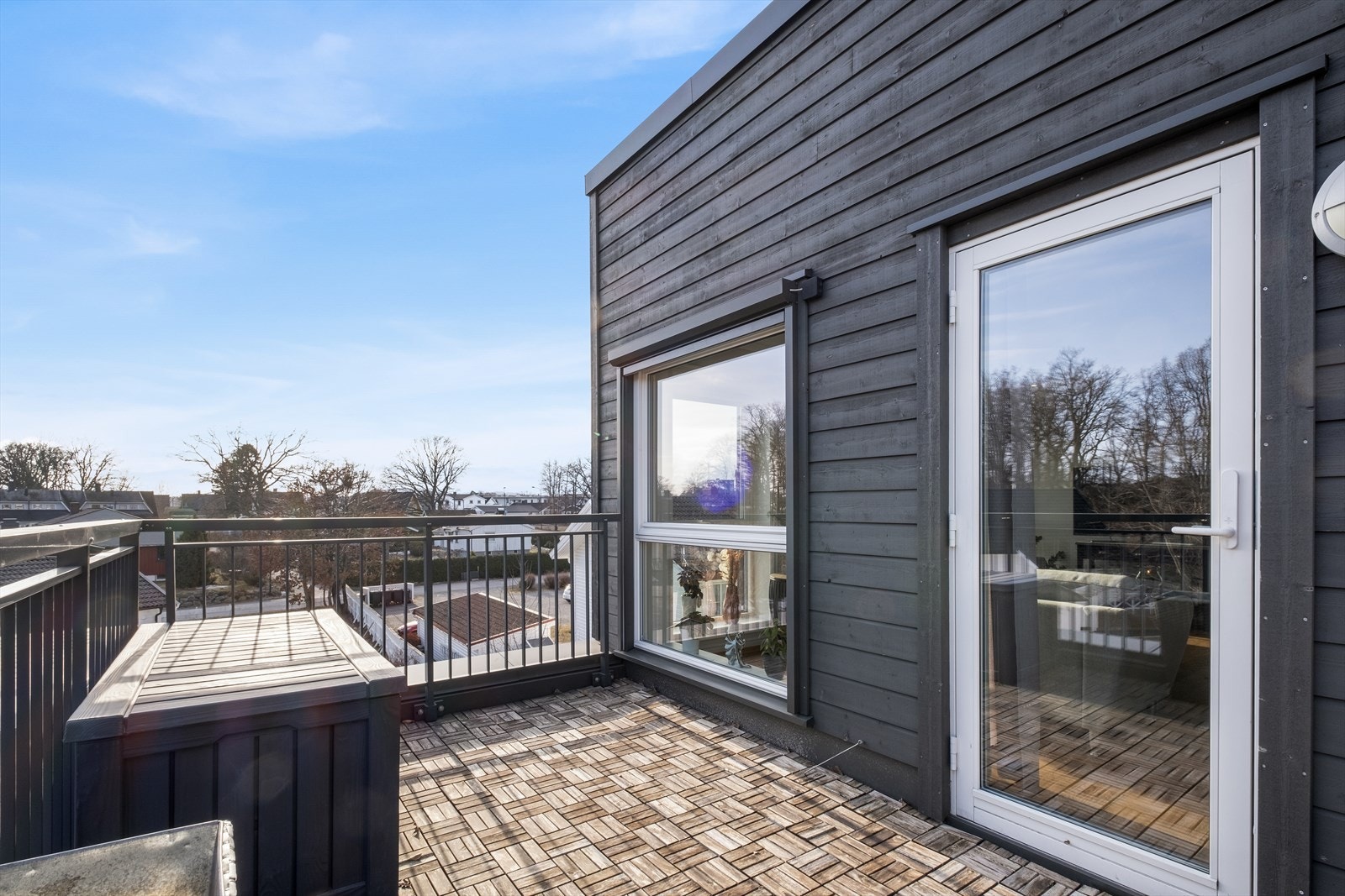 Sydøstvendt takterrasse på ca. 11 kvm. med adkomst fra stua. Trehellene på terrassene er nå fjernet. Galleribilde