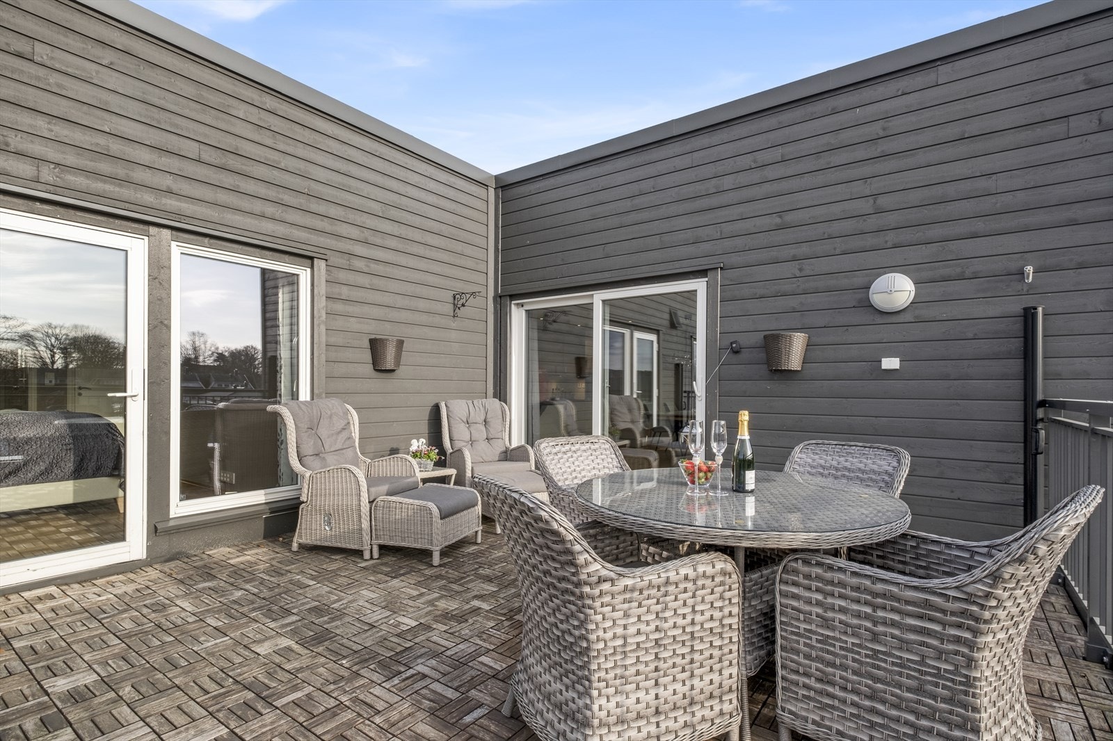 Sydvestvendt takterrasse på ca. 22 kvm. med utgang adkomst fra stua og hovedsoverommet. Trehellene på terrassene er nå fjernet. Galleribilde