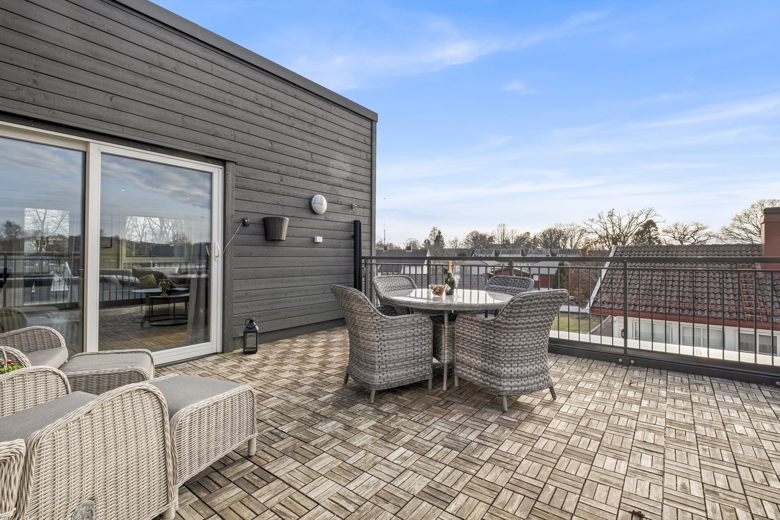 Sydvestvendt takterrasse på ca. 22 kvm. med utgang adkomst fra stua og hovedsoverommet. Trehellene på terrassene er nå fjernet. Galleribilde