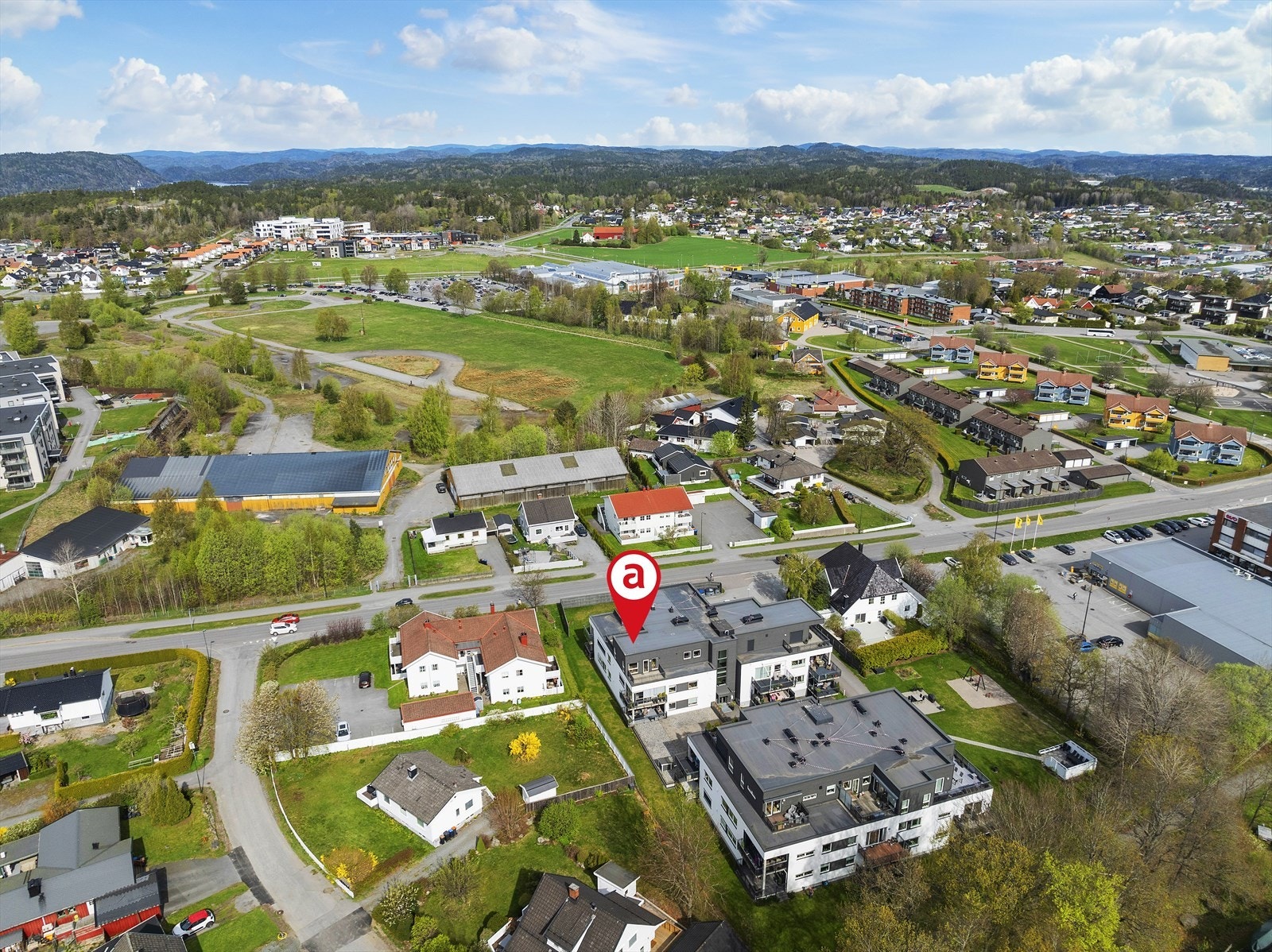 Sentral beliggenhet på Hovkand med nærhet til butikker, buss stopp og ny helsepark under oppføring. Kort vei til turområder, Nordbyen og sentrum. Galleribilde