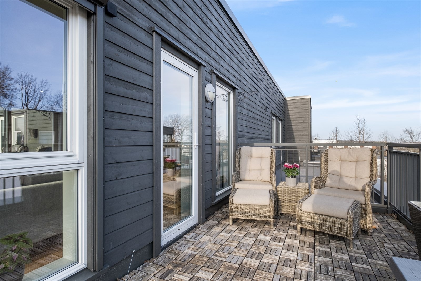 Sydøstvendt takterrasse på ca. 11 kvm. med adkomst fra stua. Trehellene på terrassene er nå fjernet. Galleribilde