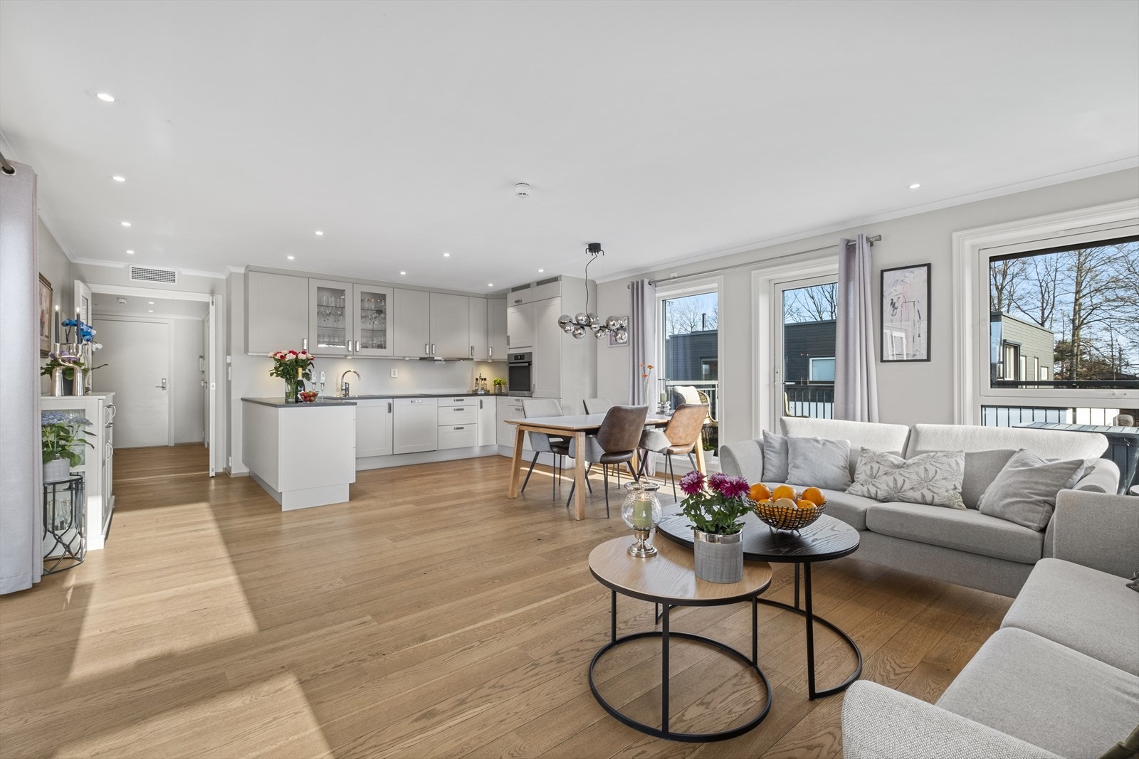 Tidsriktig og god standard med flott parkett og lyse farger Galleribilde