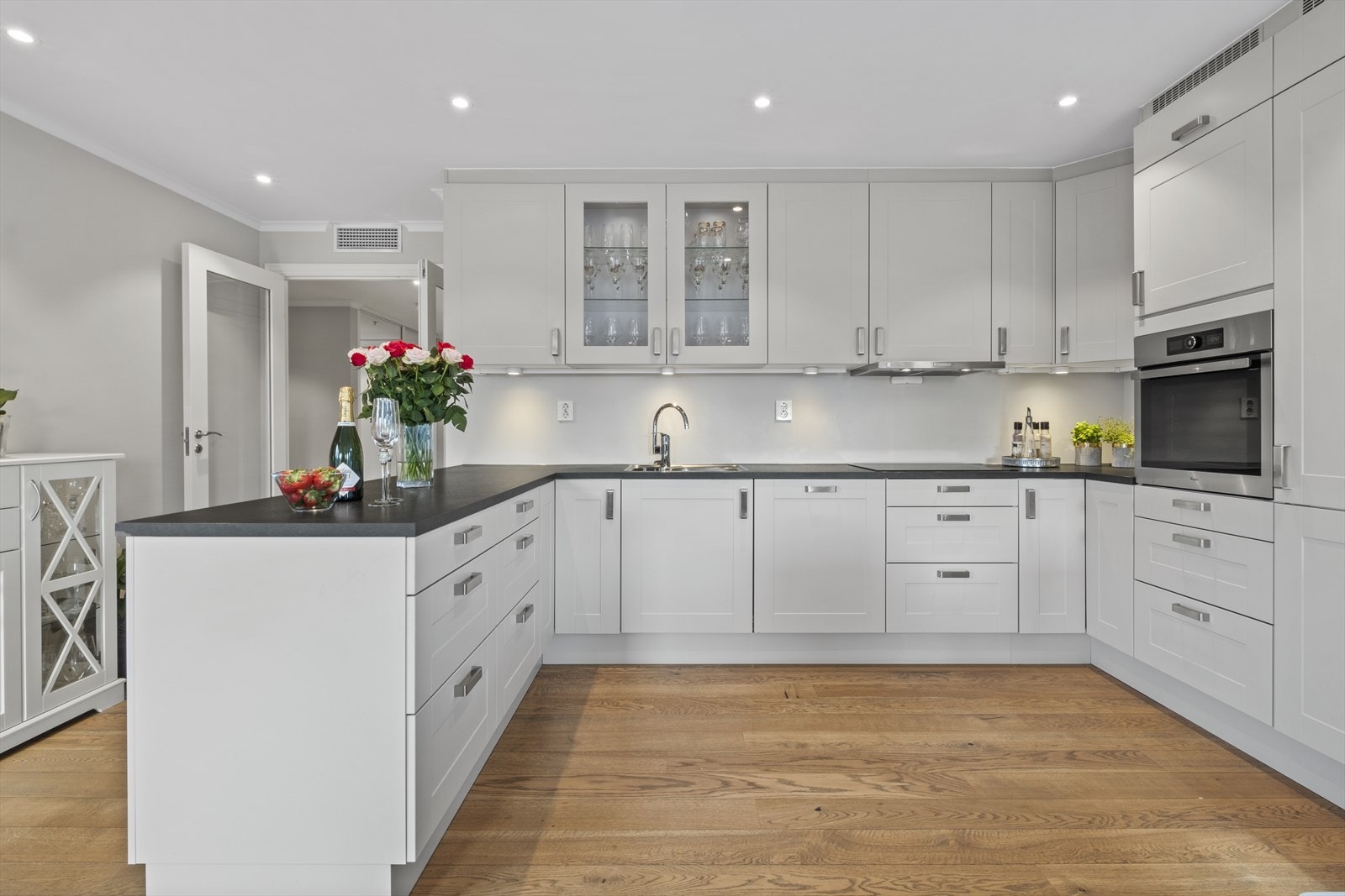 Flott kjøkkeninnredning med god skap- og benkplass. Galleribilde