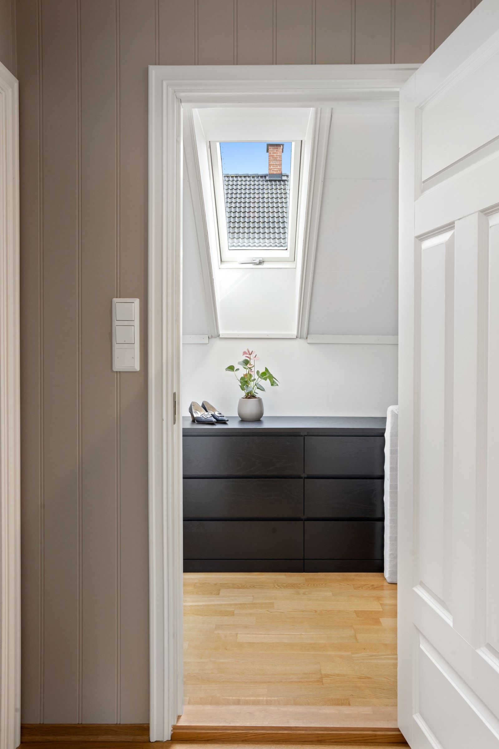 Boden var opprinnelig tegnet inn som et fremtidig bad. Det er da lagt opp røranlegg for vann- og avløp, men i dag er bruksområde en bod. Galleribilde