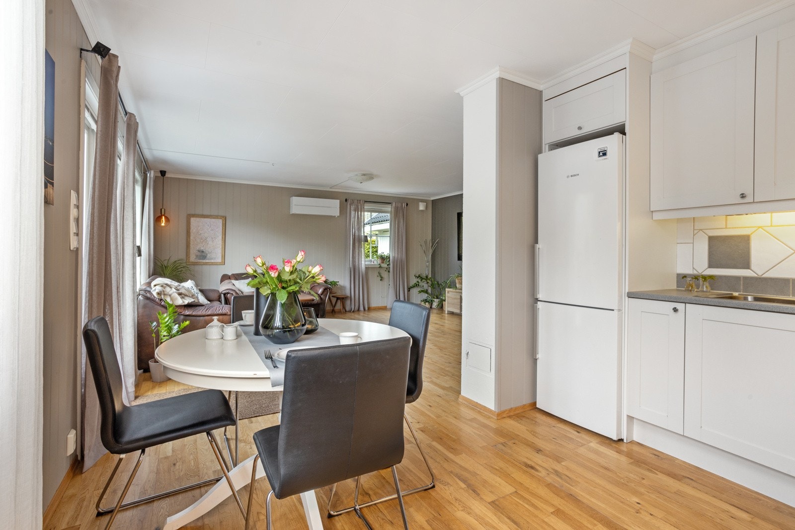 Delvis åpen løsning fra kjøkkenet inn til stuen, her får spisestuen sin naturlige plassering Galleribilde