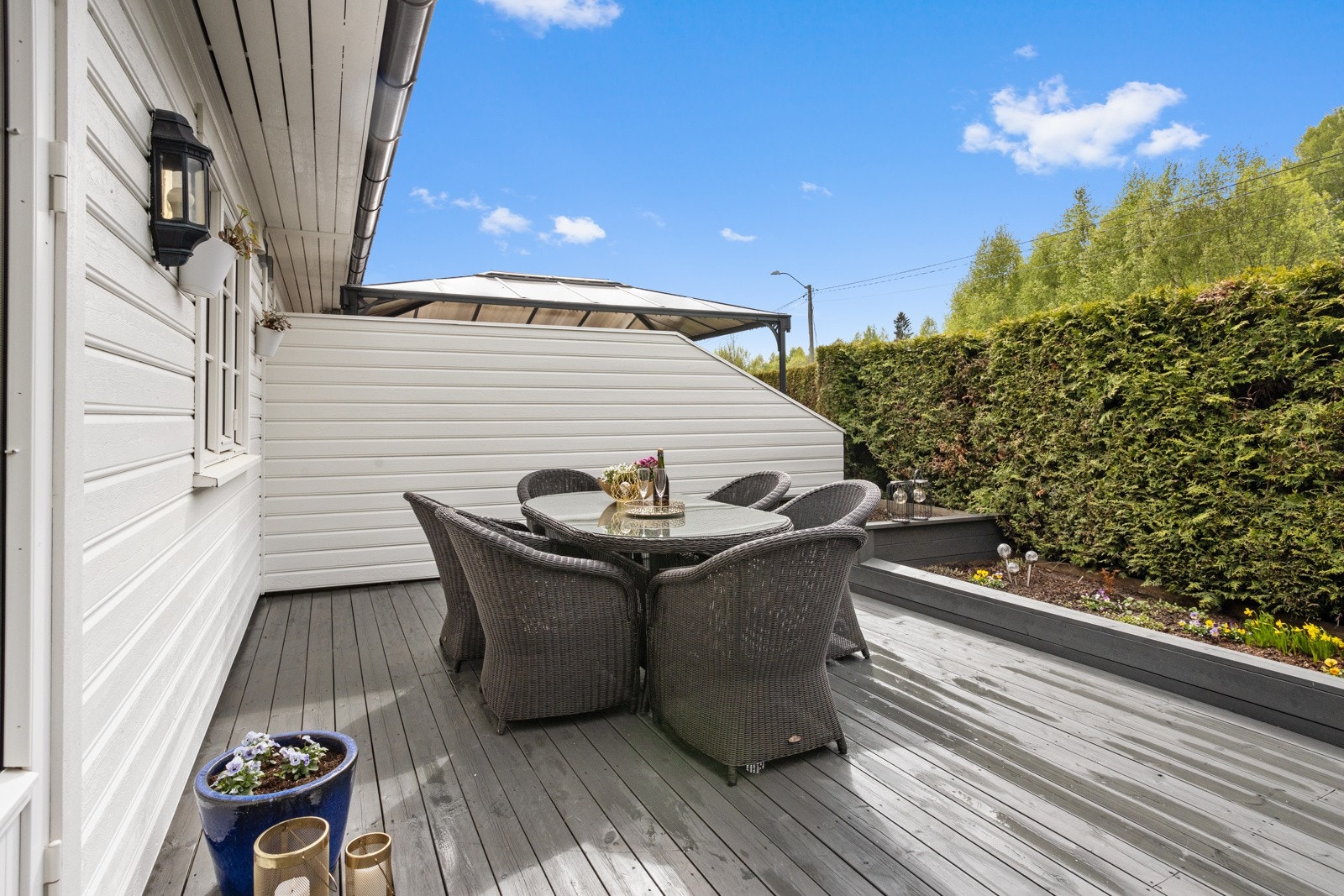 På terrassen er det god plass til det man måtte ønske av utemøblement Galleribilde