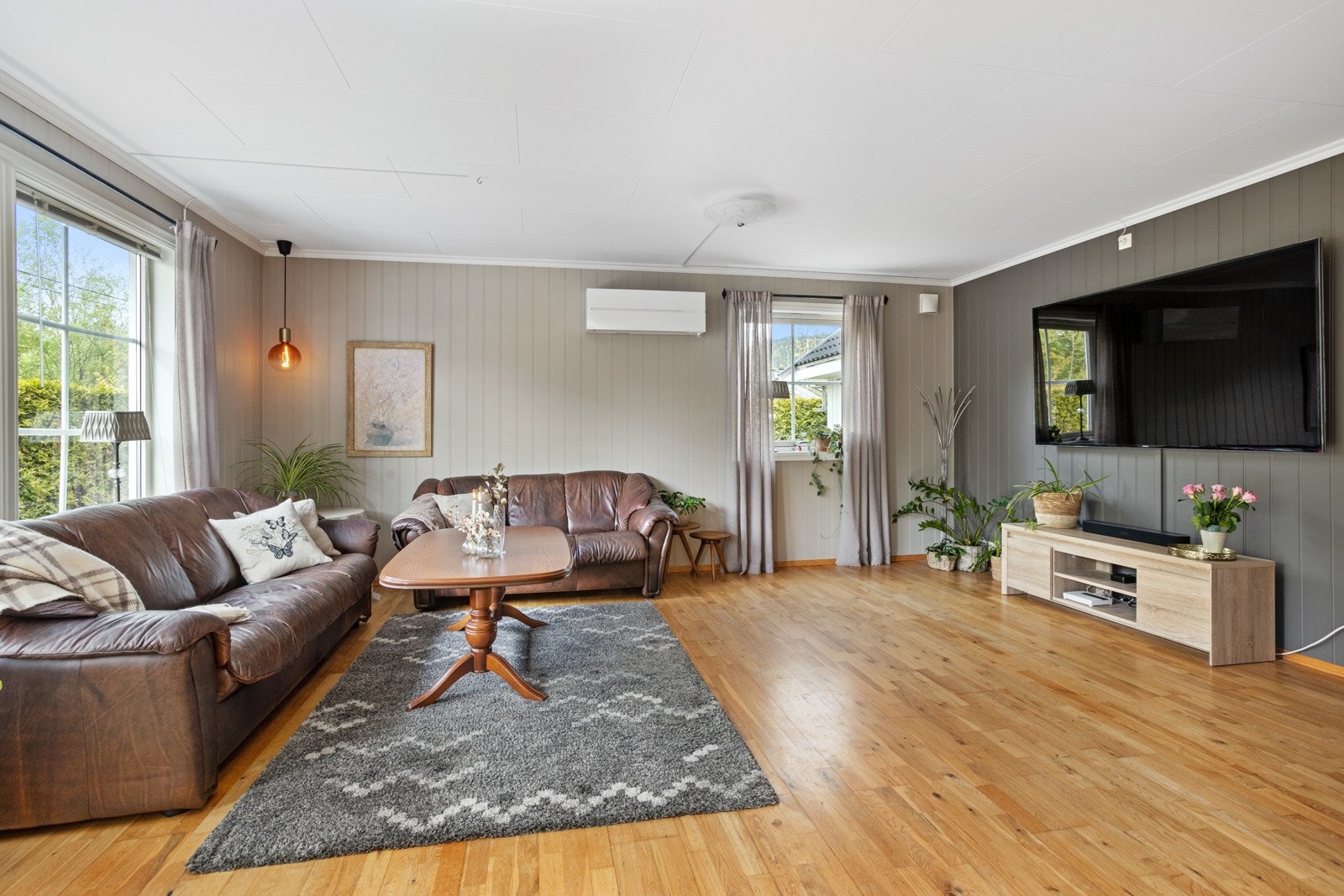 Lufting og lys stue med god plass for møbleringsmuligheter . Galleribilde