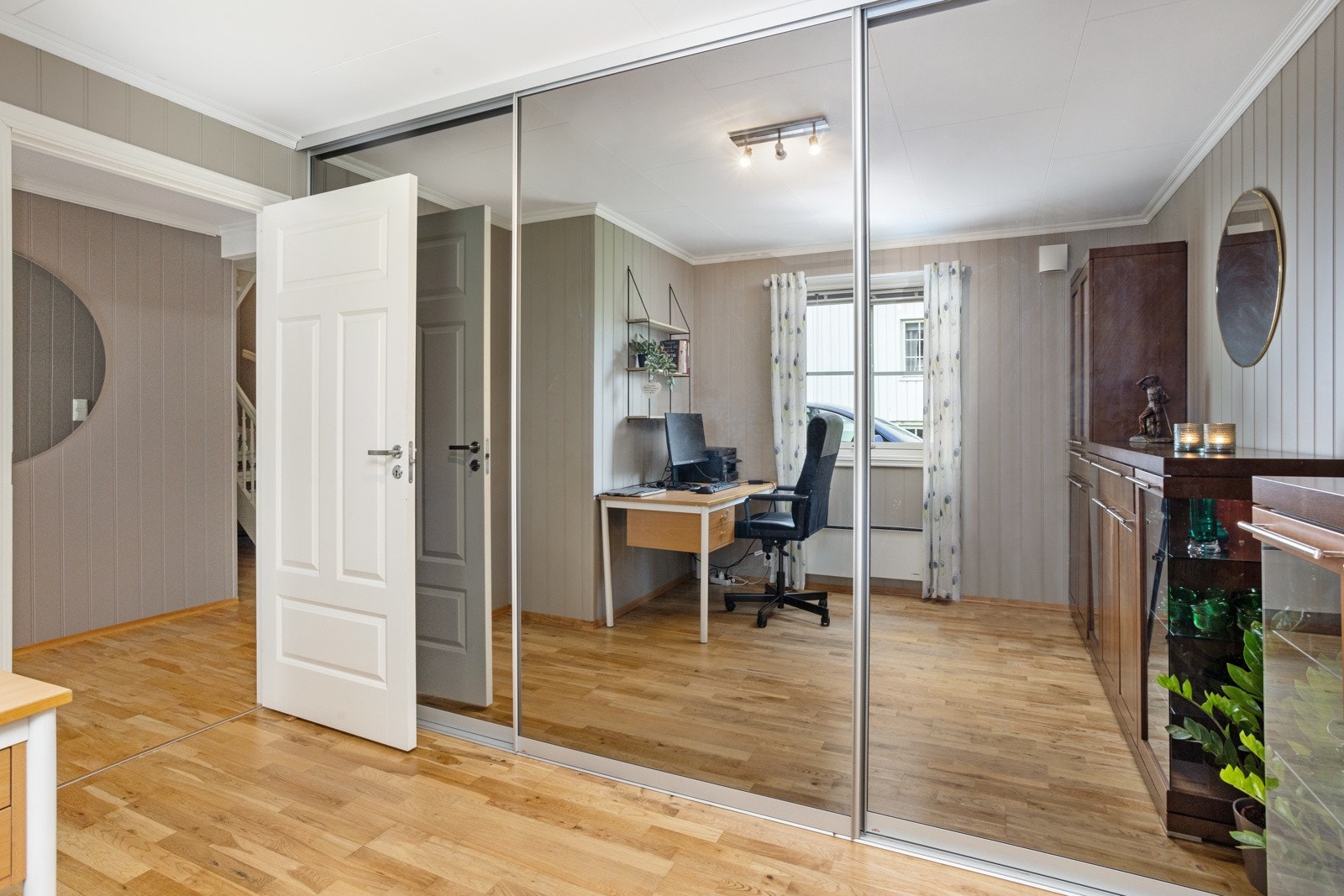 Skyvedørsgarderobe med speil. Galleribilde