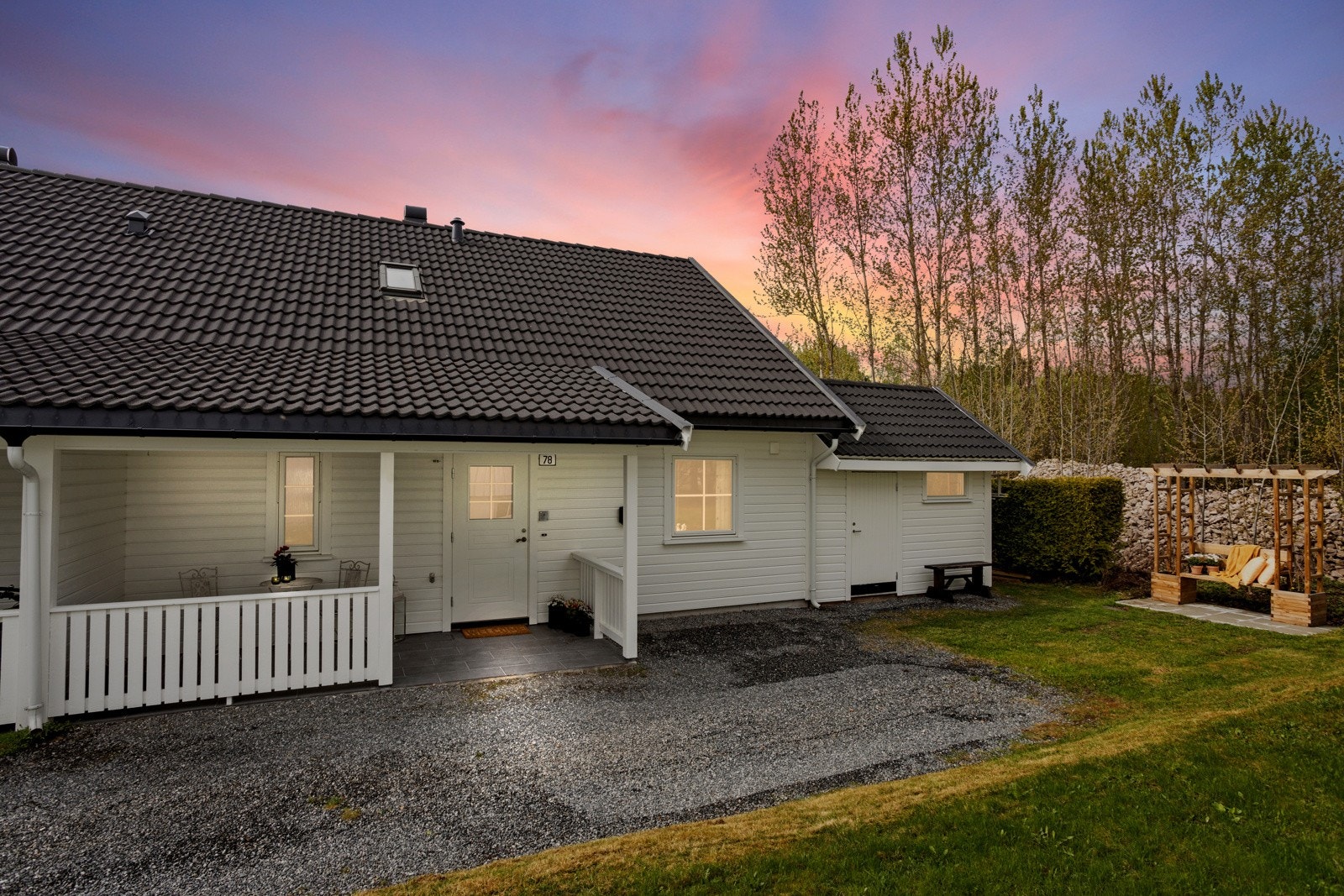 Ved inngangspartiet er det opparbeidet med flislagt gulv og downlights, til høyre ser man de to bodene. Galleribilde