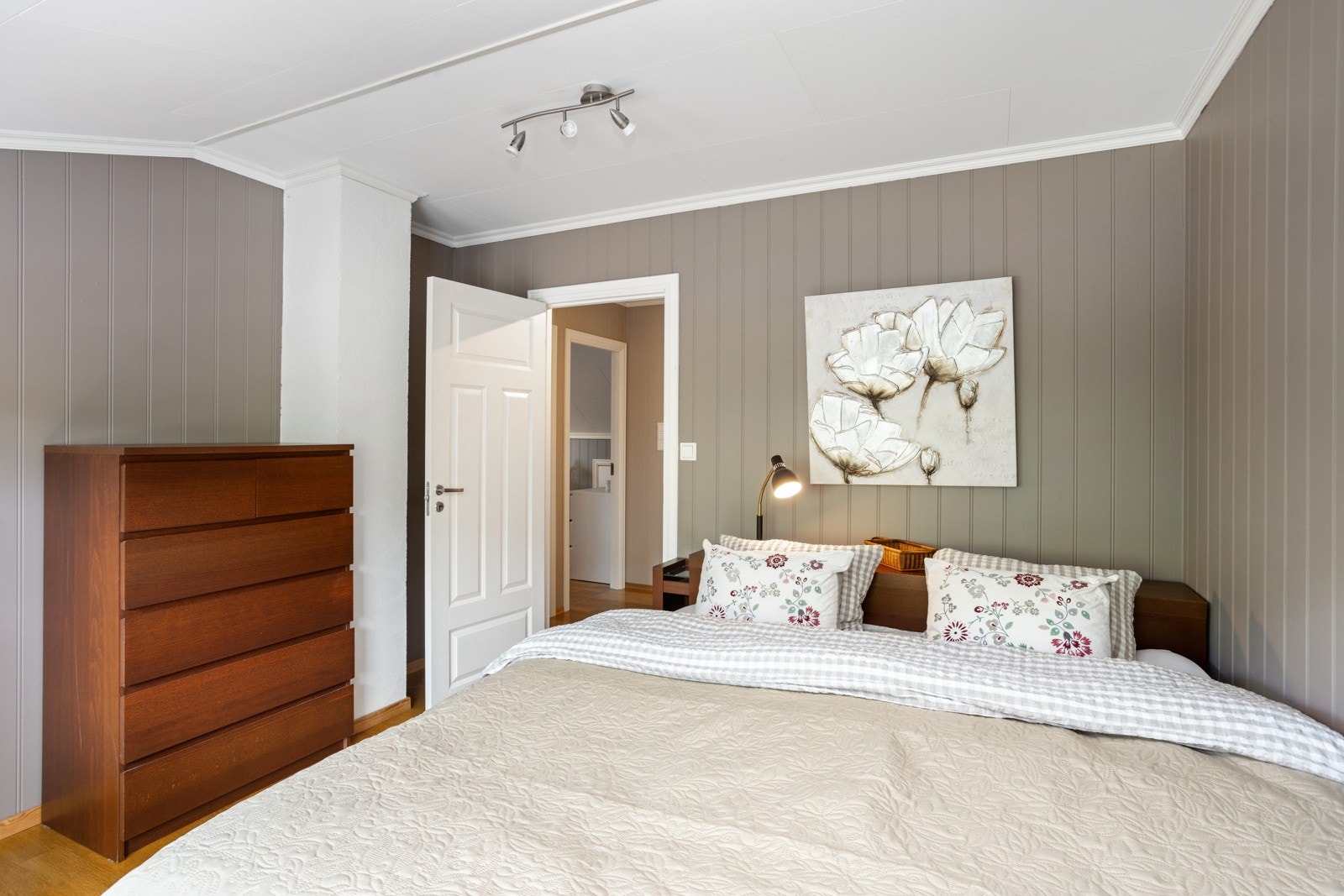 Rommet er malt i grå varme toner Galleribilde