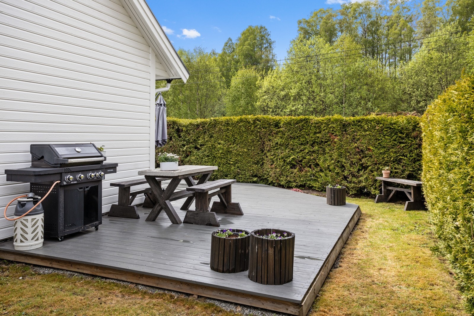Med så mye platting er det god plass til utemøbler og grill. Galleribilde