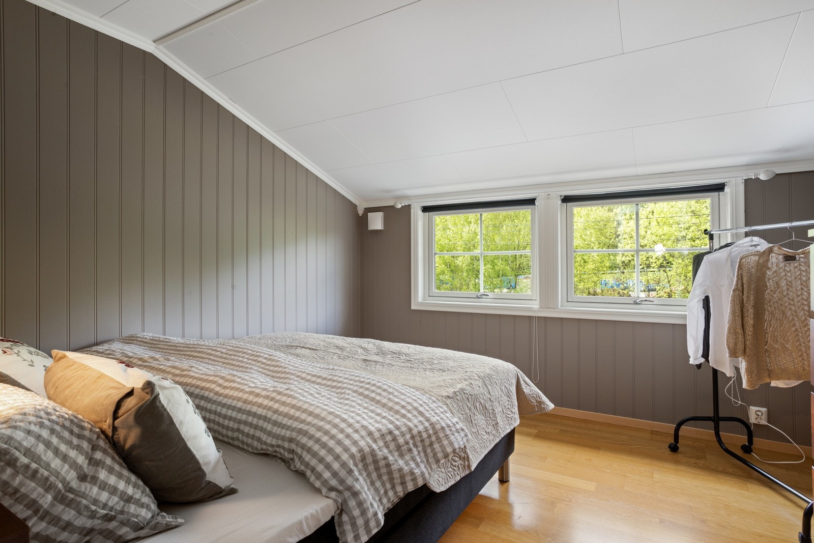 Rommet er benevnt som loftsstue i byggetegningene, har blitt brukt som soverom. Galleribilde