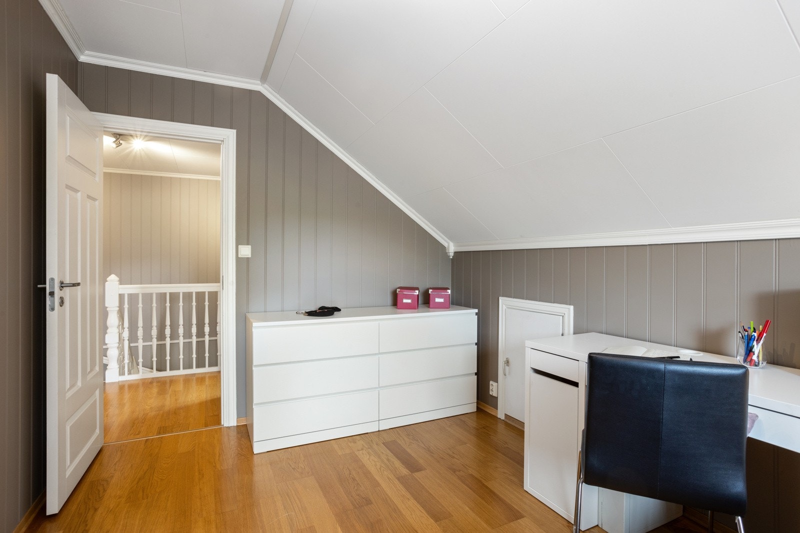 Her har man plass til skrivebord, samt er det kneloft Galleribilde