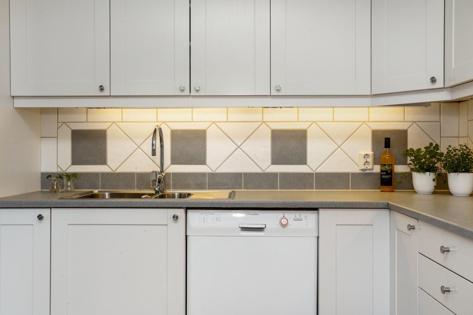 God skap- og benkplass for oppbevaring Galleribilde