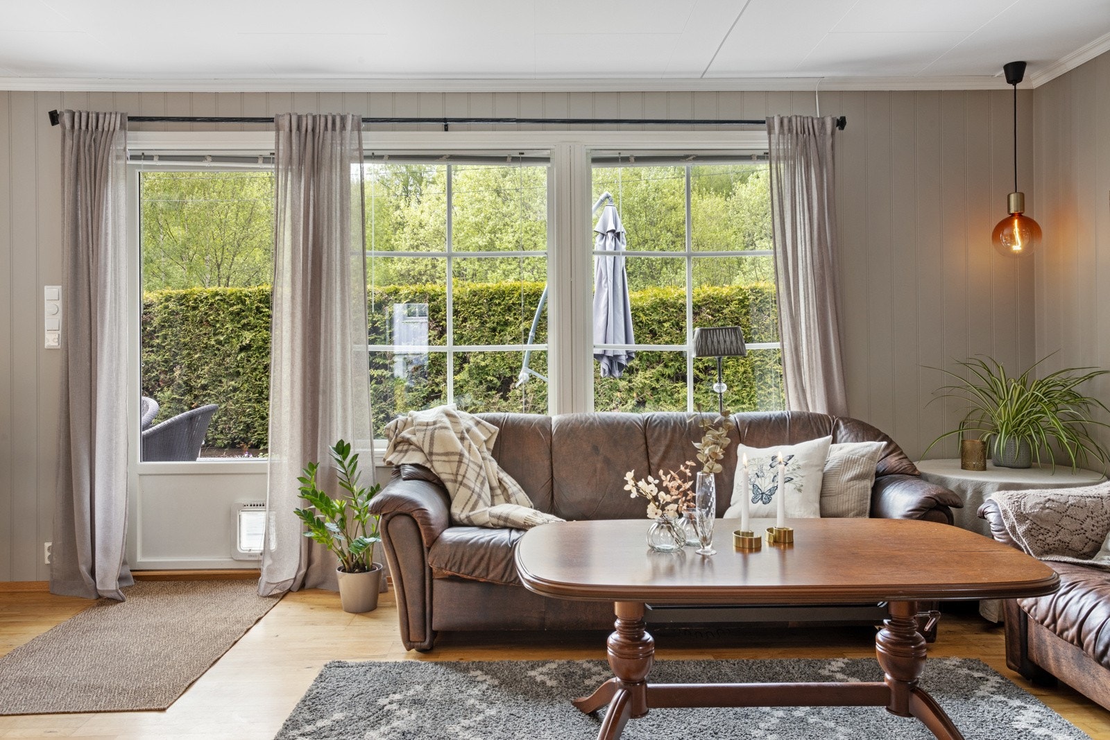 Fra stuen er det utgang til terrasse. Galleribilde