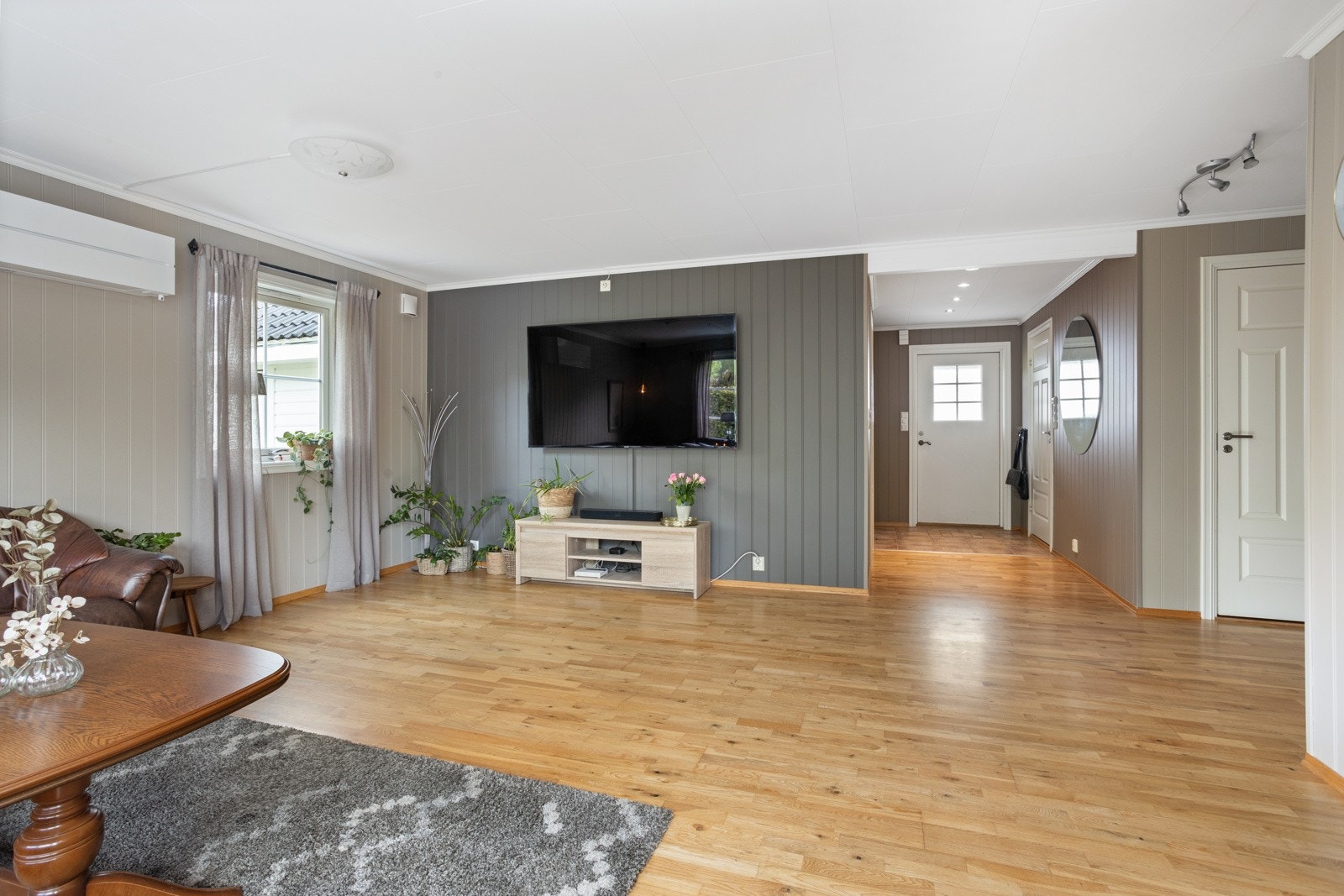 Delikat kontrastvegg - Til høyre ser man døren til bod/teknisk rom Galleribilde