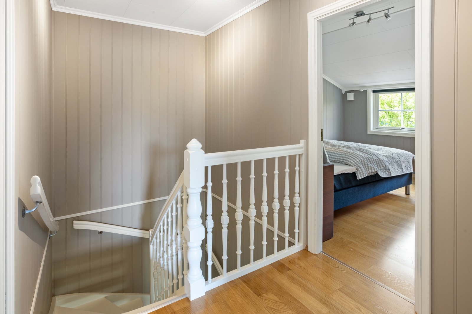Opp i andre etasje finner vi boligens soverom og loftstue Galleribilde