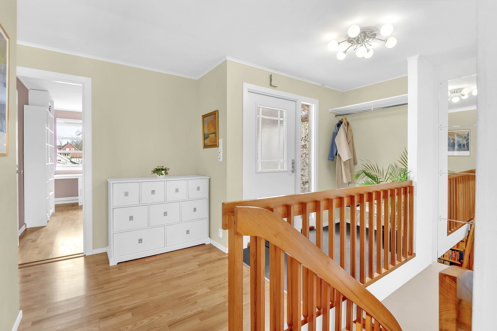 Fra entréen er det adkomst til samtlige rom i boligen. Galleribilde