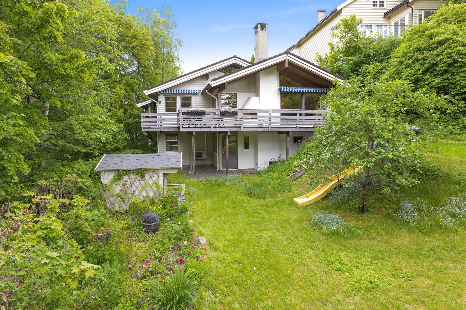 Enebolig over to plan beliggende skjermet og tilbaketrukket - Hybel - God takhøyde - Kort vei til buss. Galleribilde