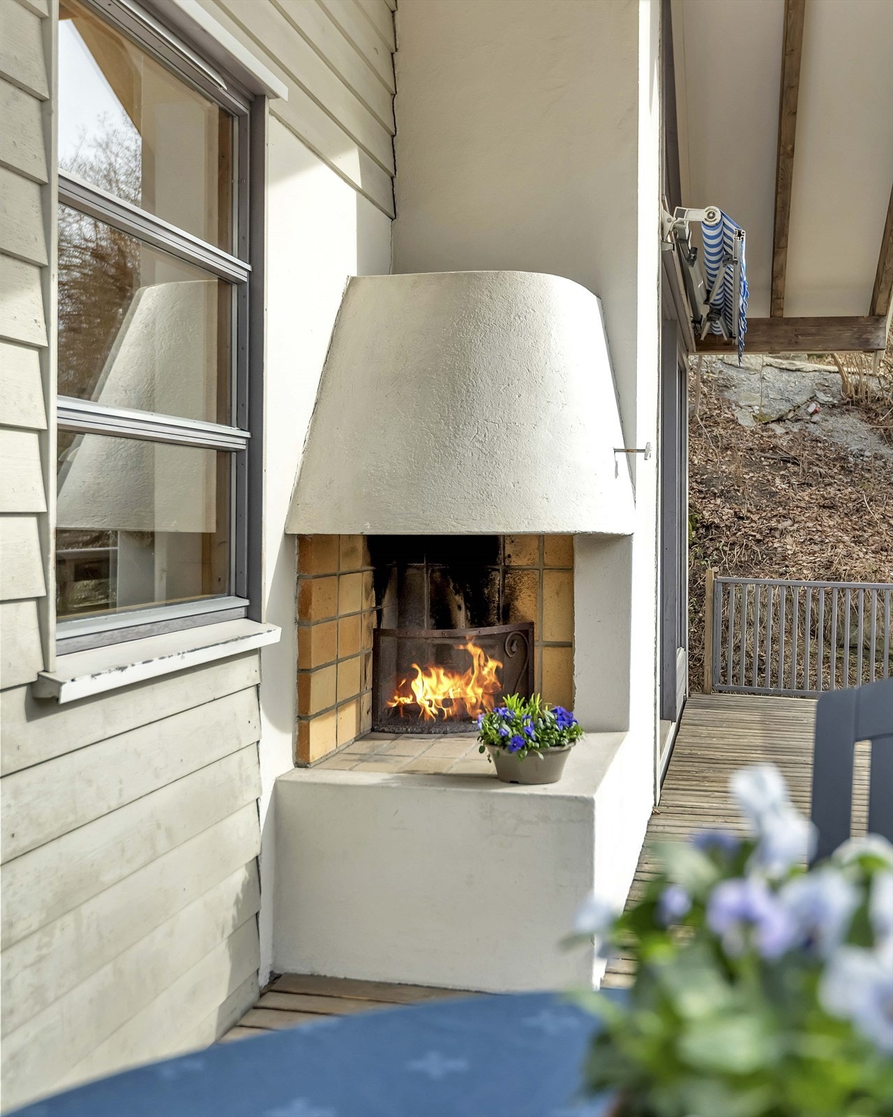 På terrassen er det en utepeis som gir en hyggelig atmosfære Galleribilde