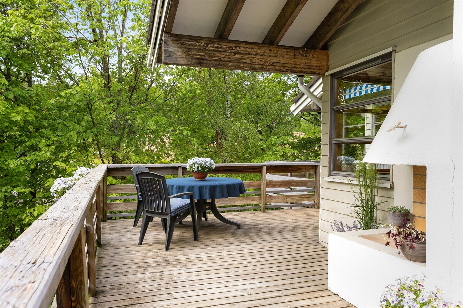 Deler av terrasse er utvidet uten søknad til kommunen. Gjelder kun en liten del av den. Galleribilde