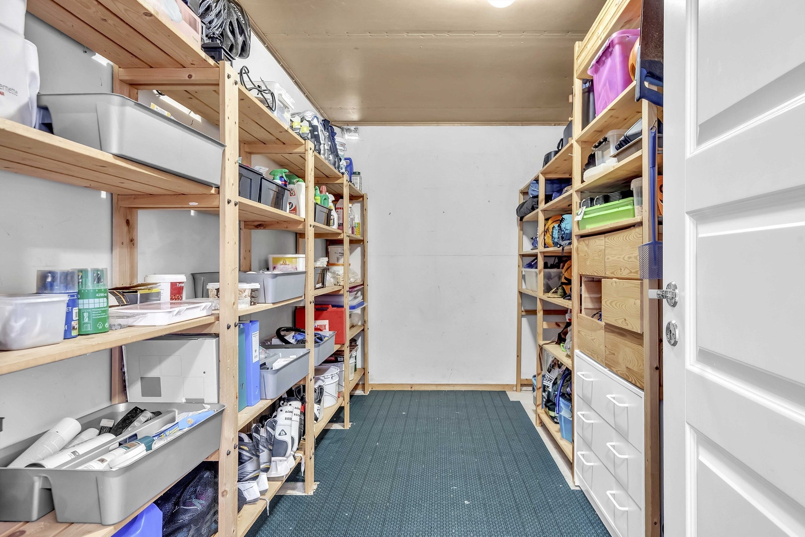 Her kan boden brukes som et ekstra rom for oppbevaring av blant annet klær, sesongsvarer, sportsutstyr etc. Galleribilde