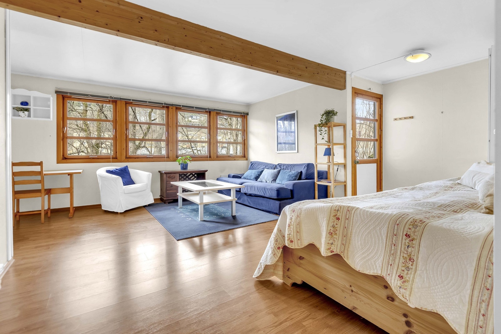 Hybelen har en god størrelse på stuen. Her er det plass til sofa og tv-benk, og kan innredes etter ønske og behov. Galleribilde