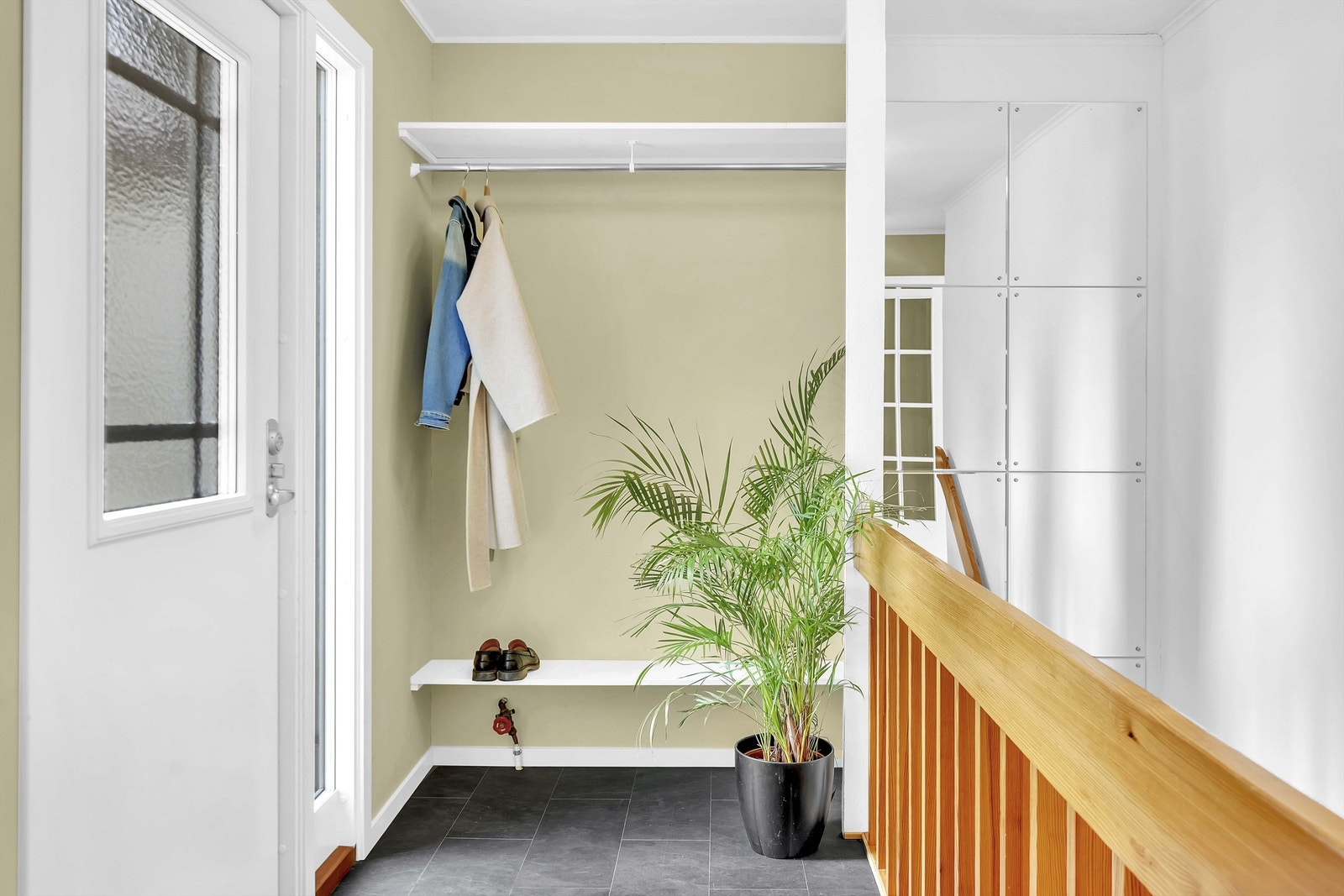 Innbydende entré med god plass til å henge fra seg yttertøy og sko. Galleribilde