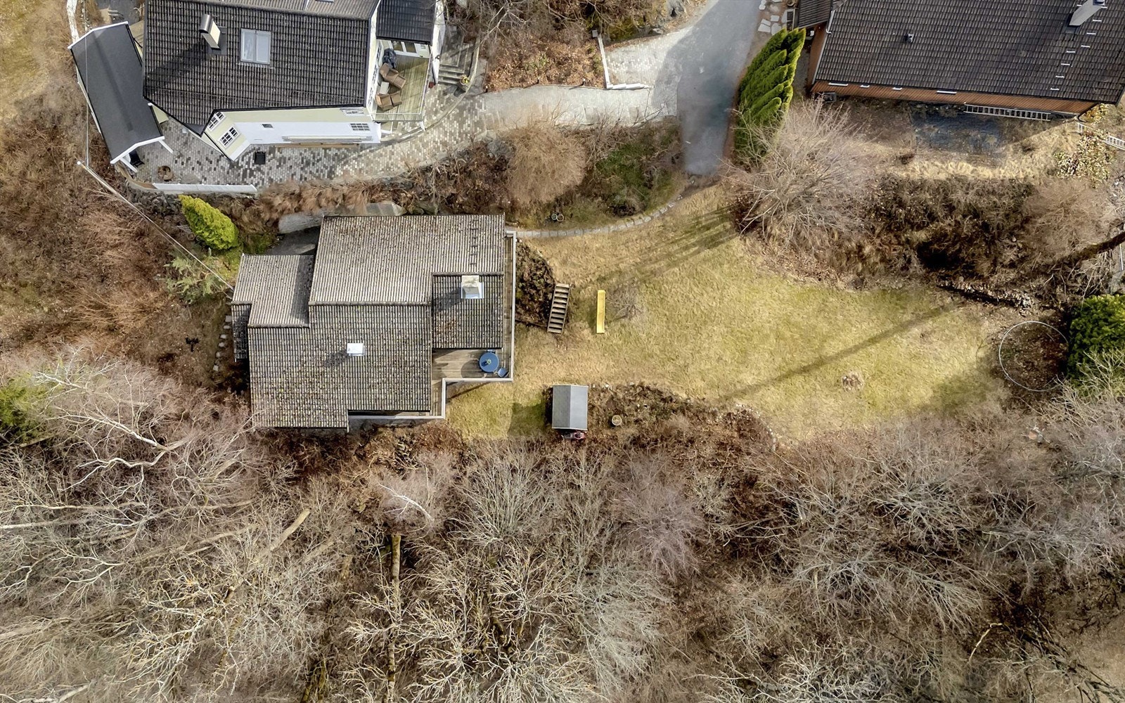 Eiertomt på 806 kvm og er opparbeidet med blant annet gressplen, trær, prydbusker og diverse beplantning. Deler av tomten man ser her tilhører ikke denne boligen. Se nærmere beskrivelse i salgsoppgaven. Galleribilde