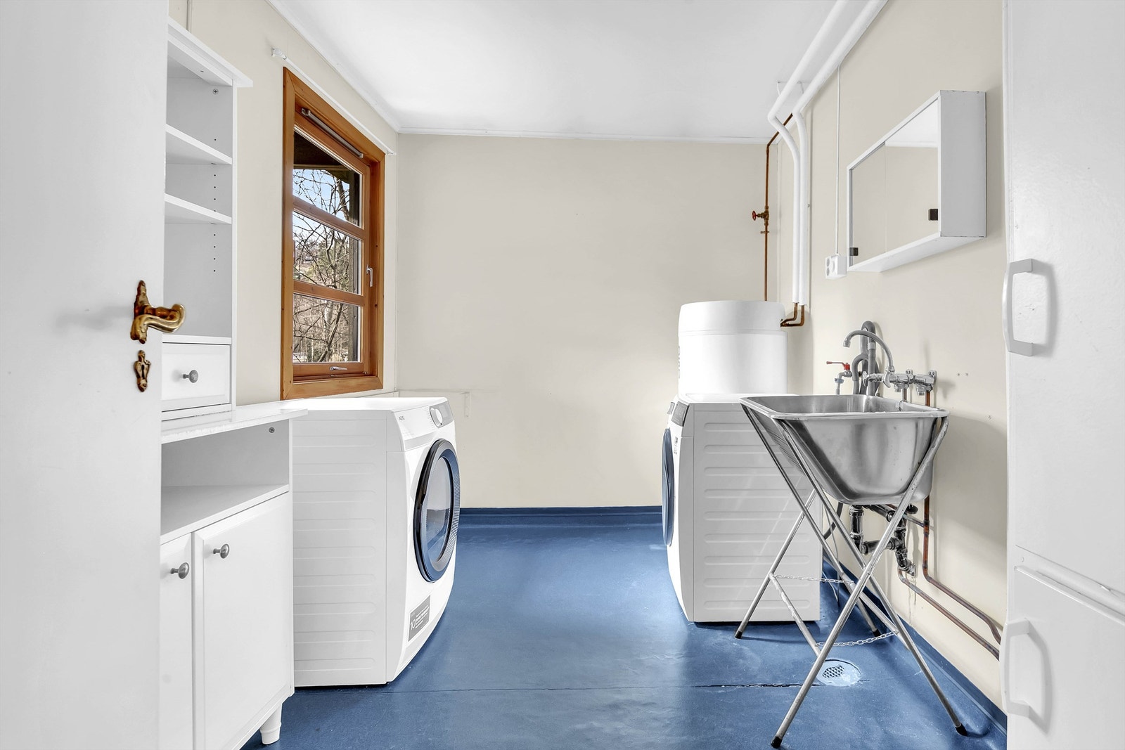 Vaskerom fra byggeår med malte overflater for vegg og himling. Det er utslagsvask, opplegg for vaskemaskin, bereder, tilgang til stoppekran og rør-i-rør system til bad 1.etg.
Det er etablert en klessjakt inne i skap fra kjøkken og ned til vaskerom. Galleribilde