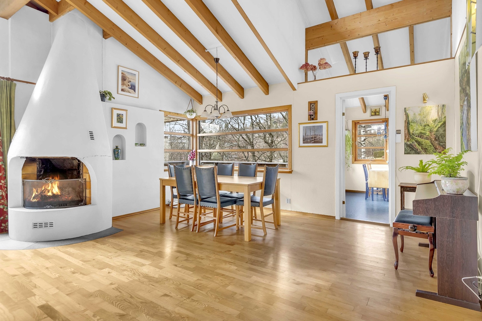 Det også plass til en spisestue som sørger for en innbydende atmosfære, perfekt for både hverdagsmåltider og spesielle anledninger. Galleribilde