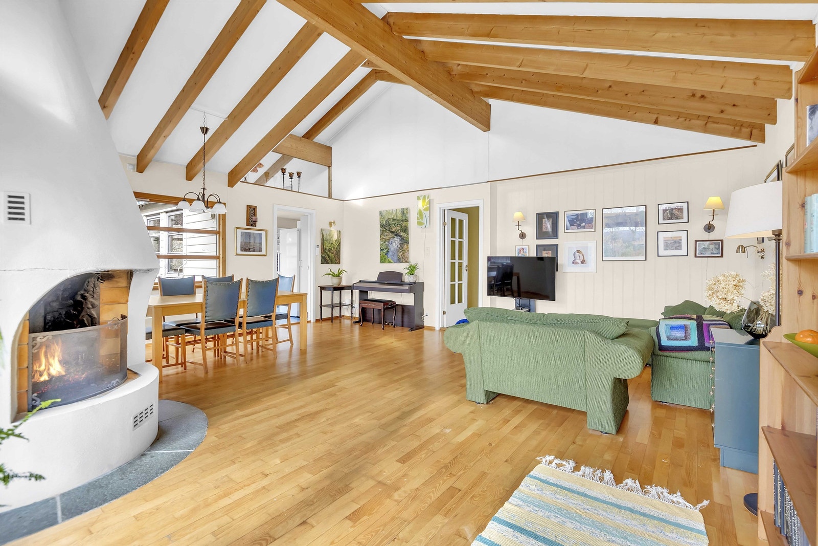 Den gode takhøyden gir en luftig romfølelse Galleribilde