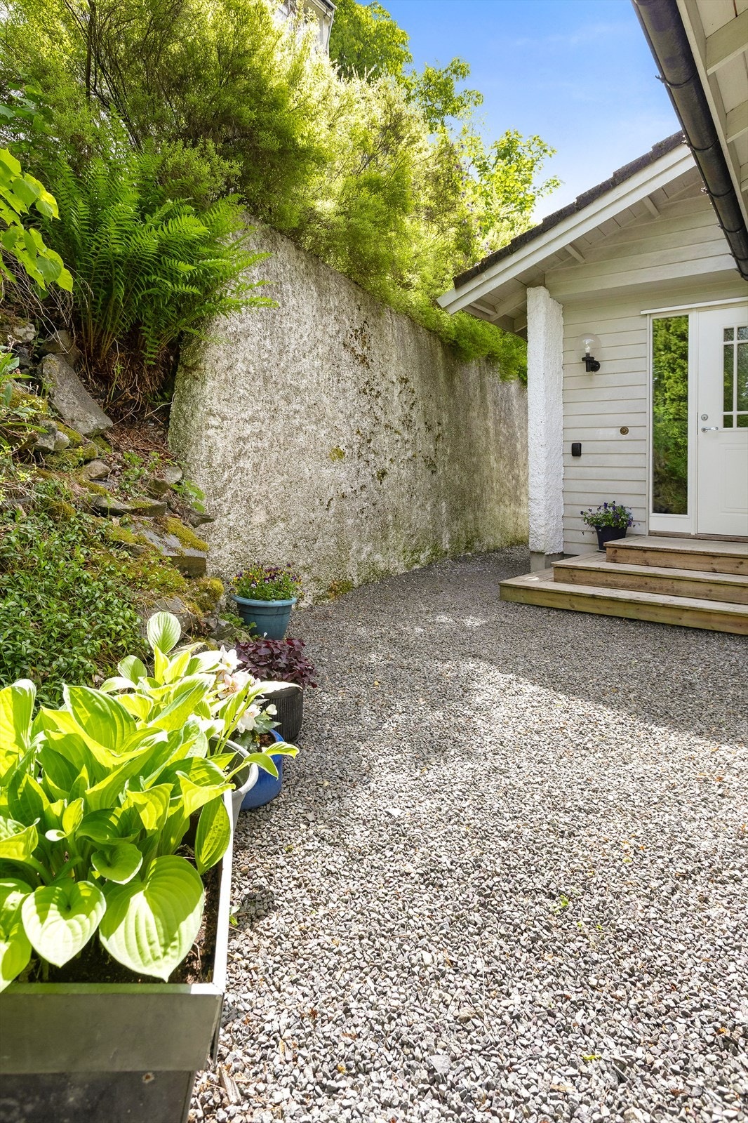 Inngangspartiet. Egen inngang til hybel og kjeller. Galleribilde