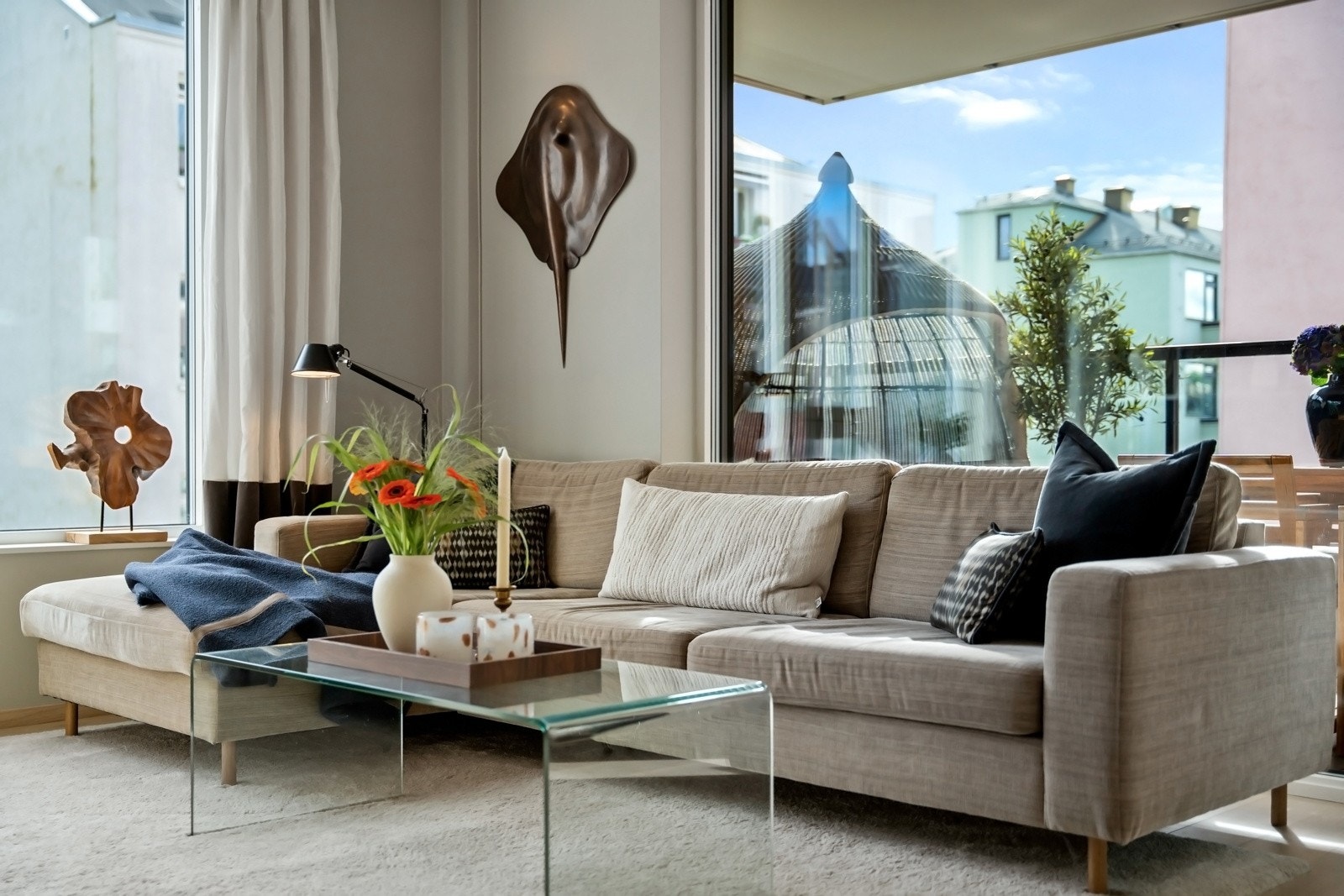 Gulvene er belagt med parkett, og veggflatene er malt i delikate og tidsriktige farger. Galleribilde