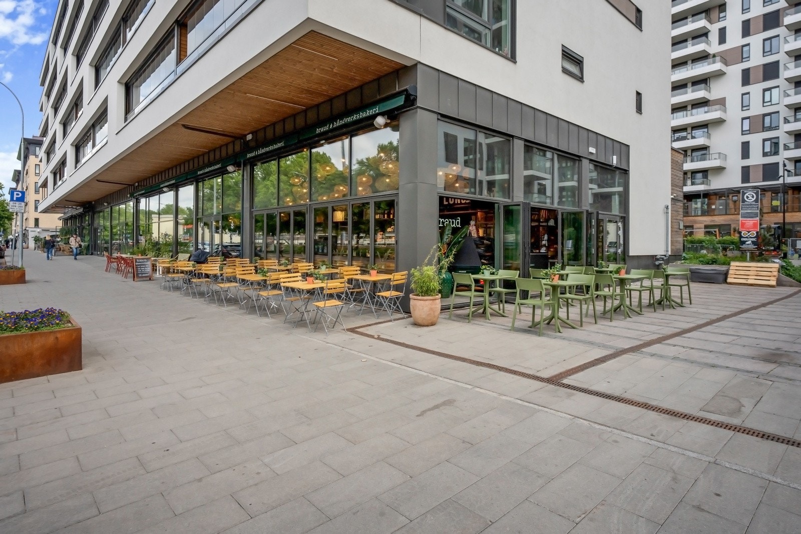 I første etasje i to av byggene ligger næringslokaler med blant annet Kaffebrenneriet, Frenchie, Winther, Mini Thai & Sushi, Smak av Italia og nyåpnede Braud Håndverksbakeri. Galleribilde