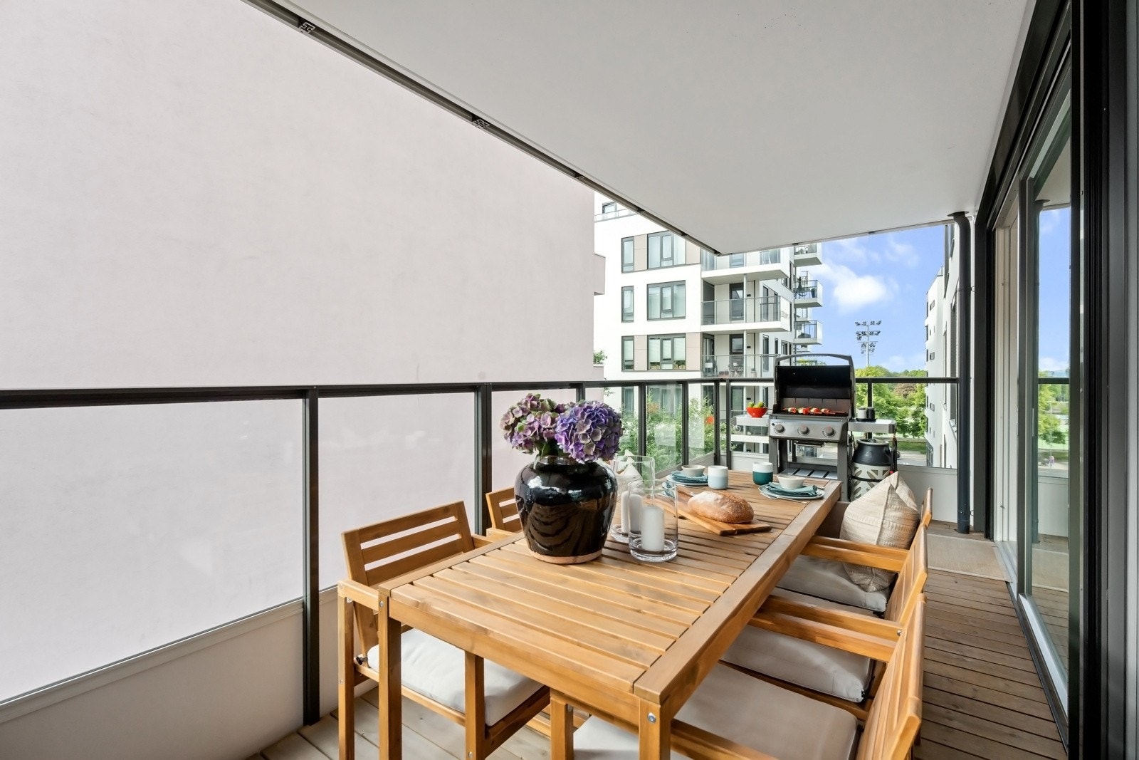 Vindusflatene mot balkongen har elektronisk solskjerming, som gir økt komfort. Galleribilde