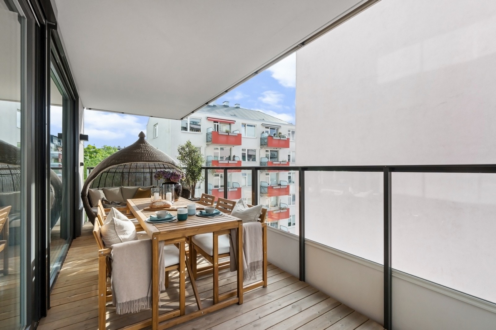 Et romslig uterom med god plass til både sittegruppe, spisebord og grill. Galleribilde