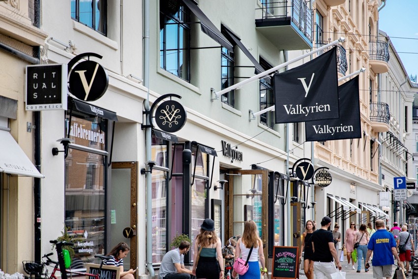 Nye Valkyrien senter, som åpnet i 2020, ligger like ved og har over 6500 kvadratmeter med moderne butikker og serveringssteder. Galleribilde