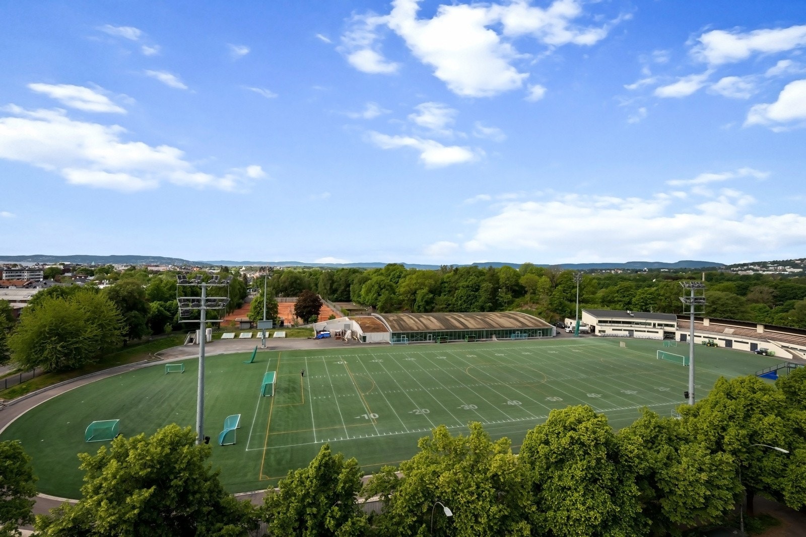 På andre siden av Middelthuns gate ligger Frogner stadion, hvor det er skøytebane om vinteren. Galleribilde