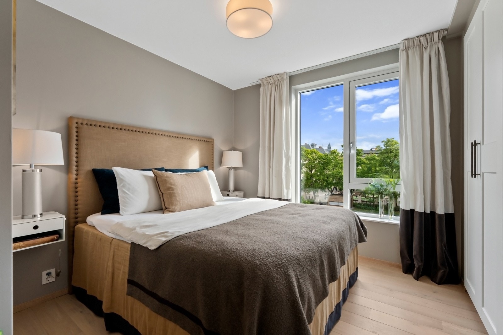 Soverommet er innbydende og har god plass til dobbeltseng med tilhørende nattbord. Galleribilde