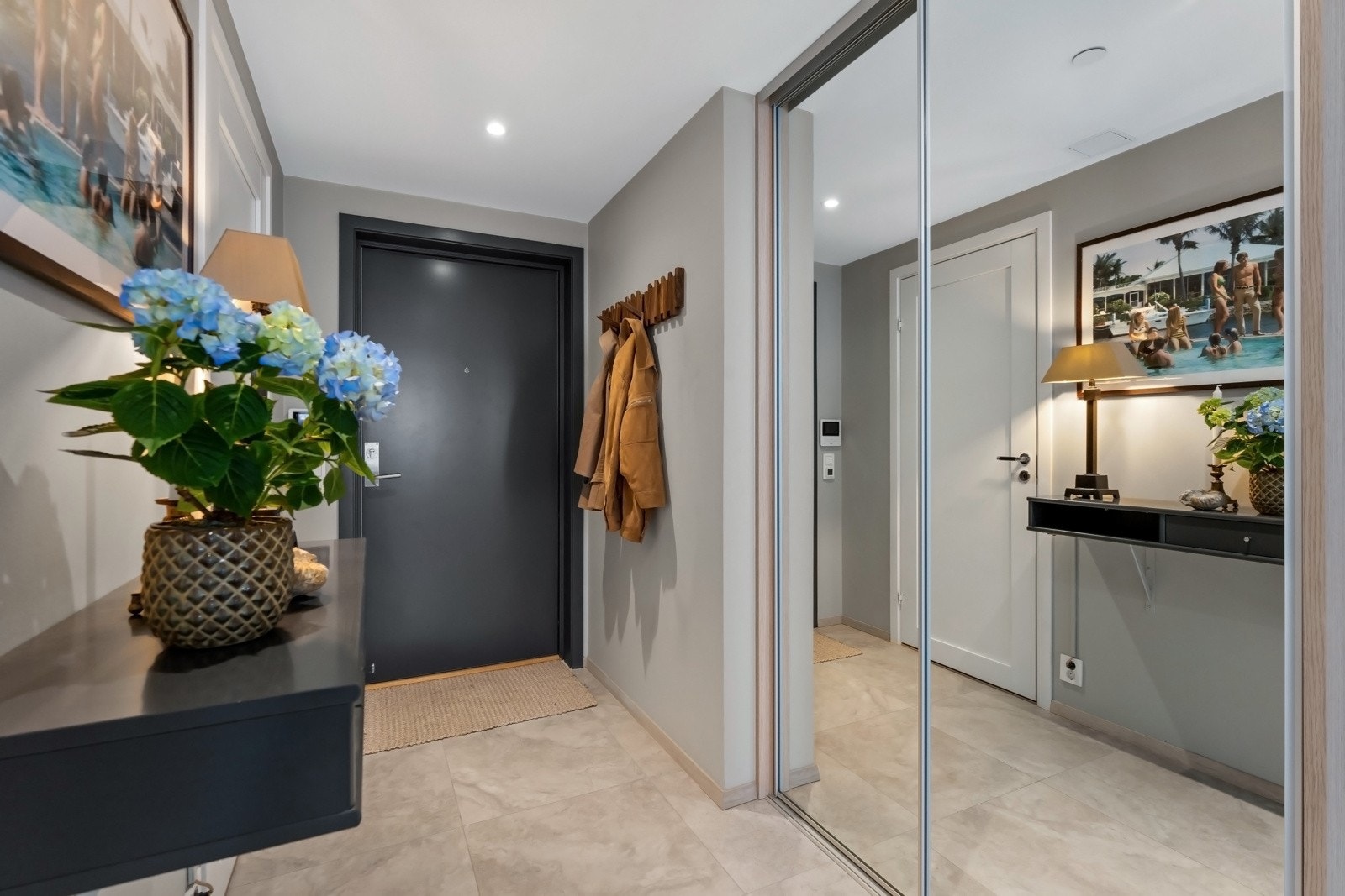 Et romslig garderobeskap gir god plass til oppbevaring av yttertøy. Galleribilde