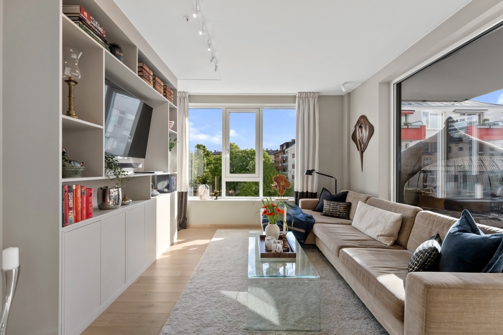 Den integrerte bokhyllen er både dekorativ og gir mye oppbevaringsplass. Galleribilde