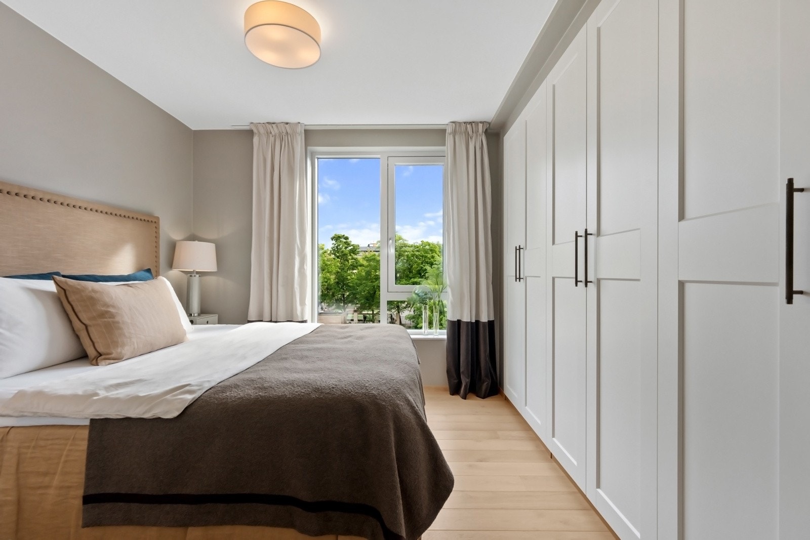 Det er montert en stor garderobe. Dagens eier har utvidet skapplassen for ekstra oppbevaring. Galleribilde