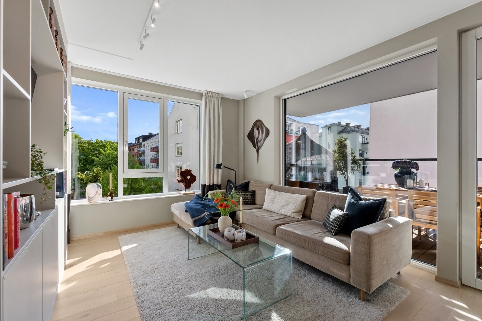 Stuen er lys og luftig, med store vindusflater som slipper inn rikelig med dagslys fra to vinkler. Galleribilde